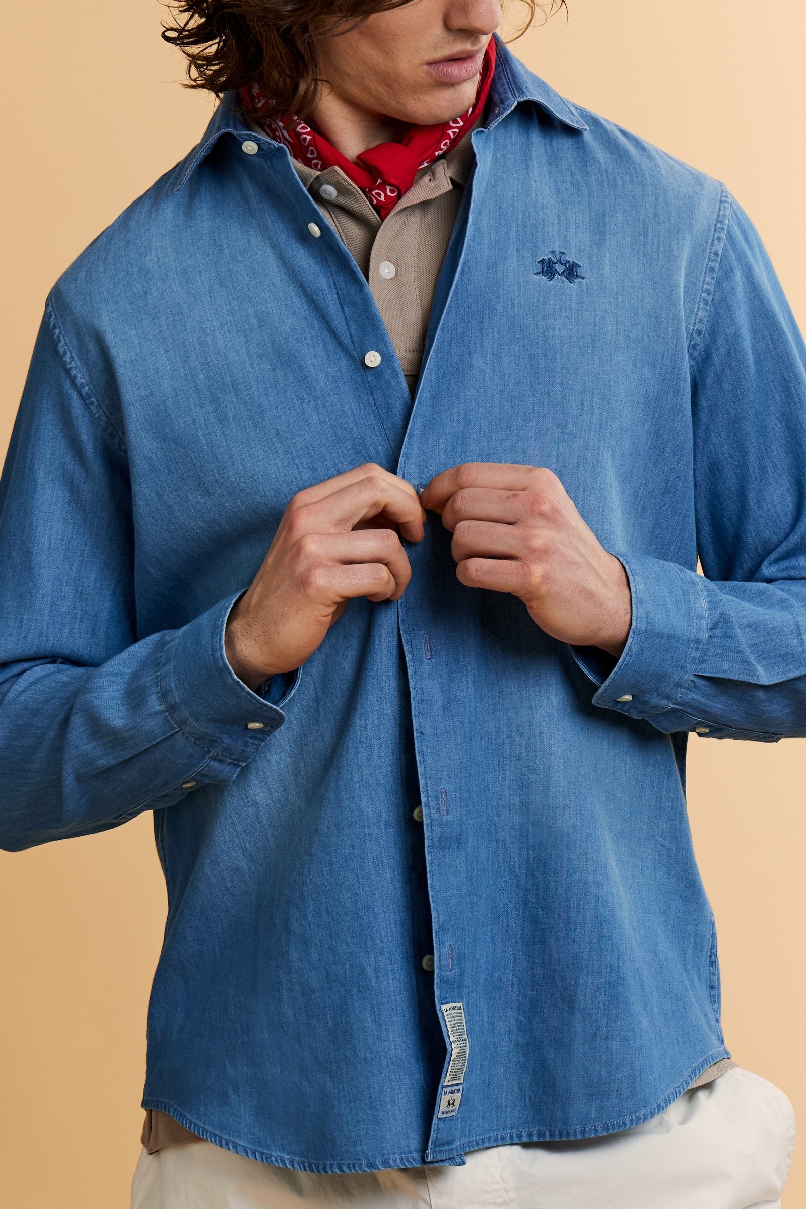 Men's shirt with long sleeves in 100% cotton lightweight denim. Medium wash with all-over light highlights. Semi-cutaway collar. The logo is embroidered in contrasting colour thread on the left side of the chest. Regular fit. The model is wearing a size L. - Medium Indigo Denim