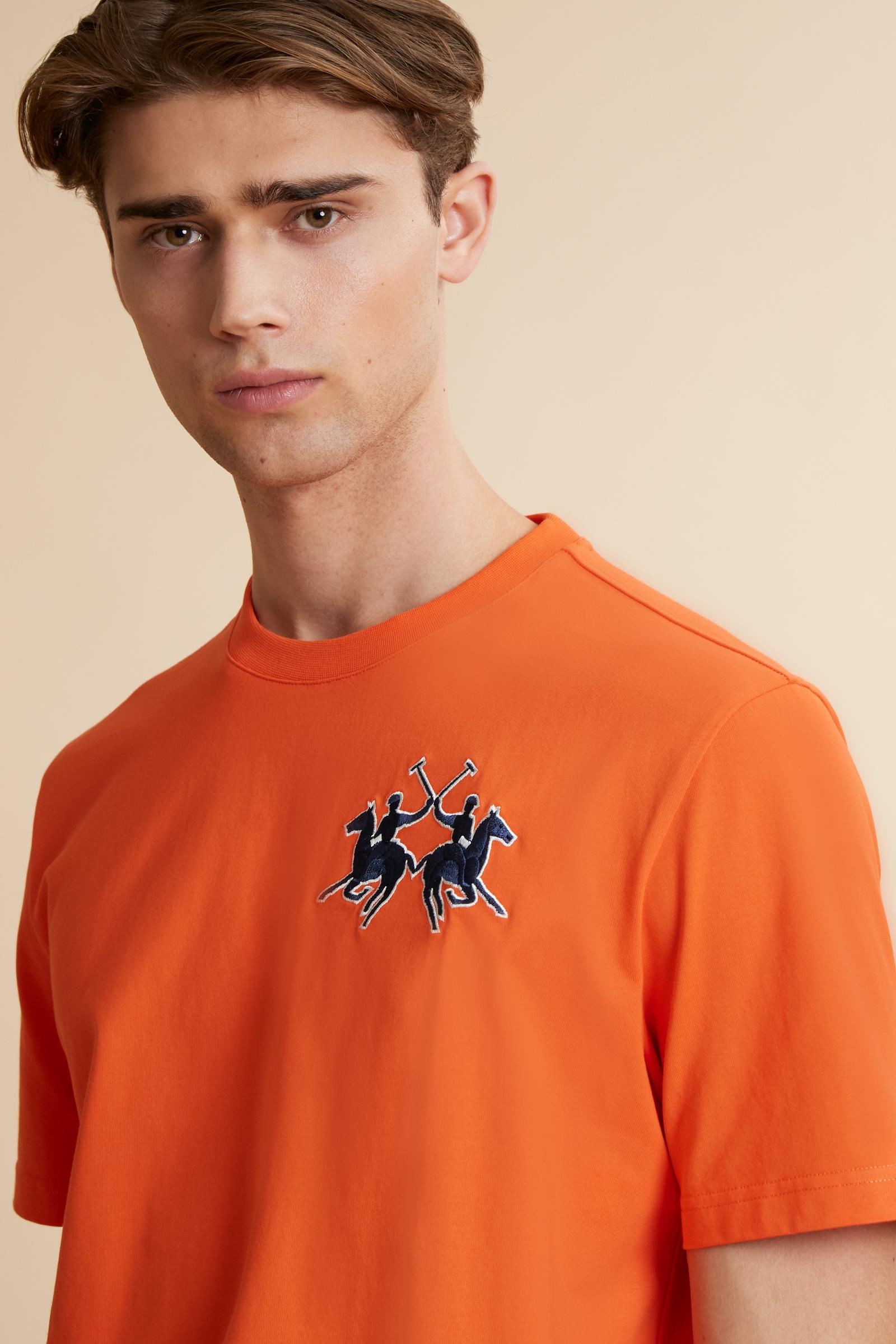 T-shirt in heavy cotton jersey with a structured, boxy fit. Dropped shoulders and clean lines. Large contrasting 3D embroidered logo on the chest. - Flame
