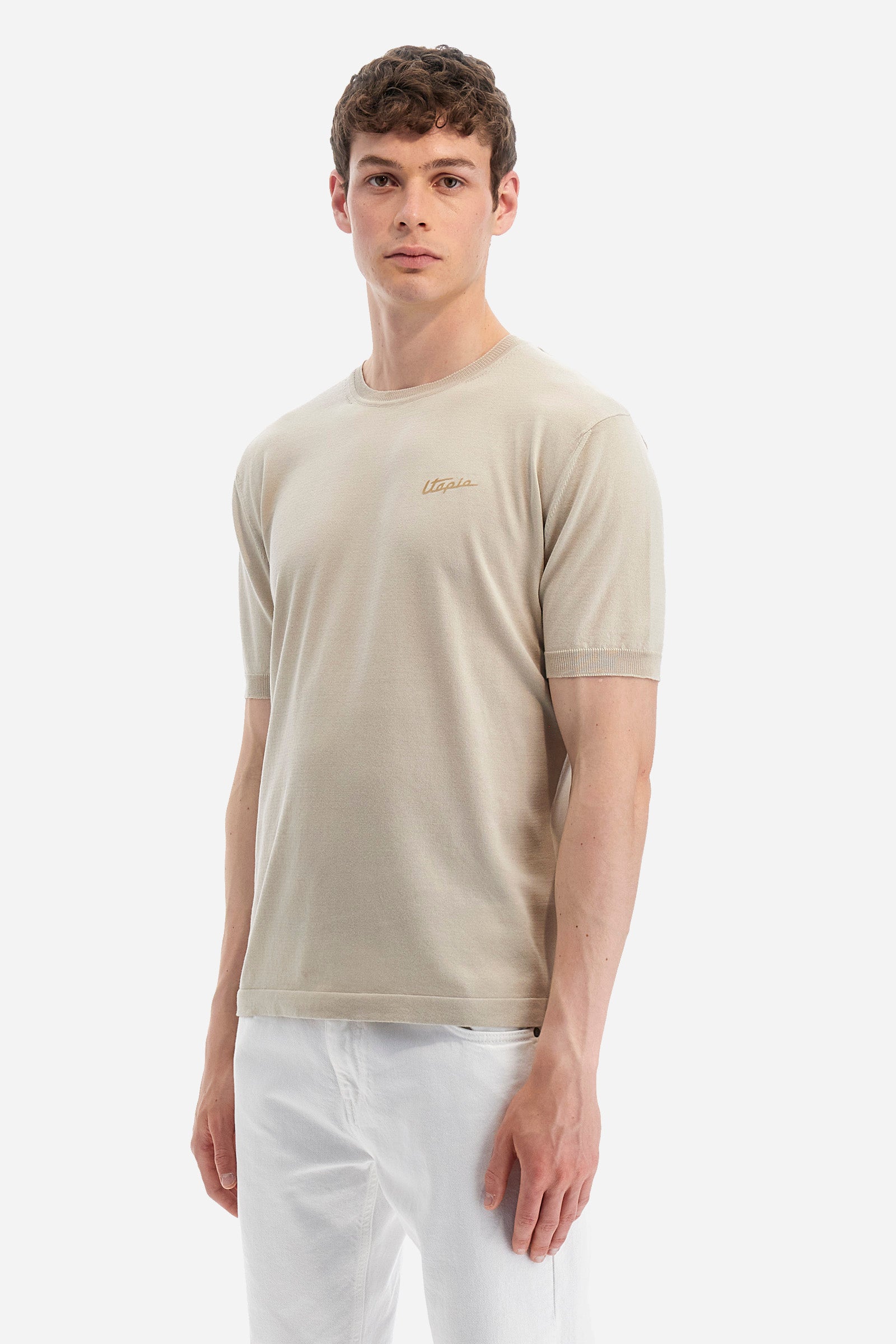 Men’s short-sleeved solid color knitted t-shirt. In collaboration with Pagani, made of cotton yarn. Collar, armholes and ribbed hem. The logo, the writing "La Martina" and "Pagani" are present on the patch applied on the back, representative of the collaboration. Fit is regular. The model wears a size L. - Rainy Day