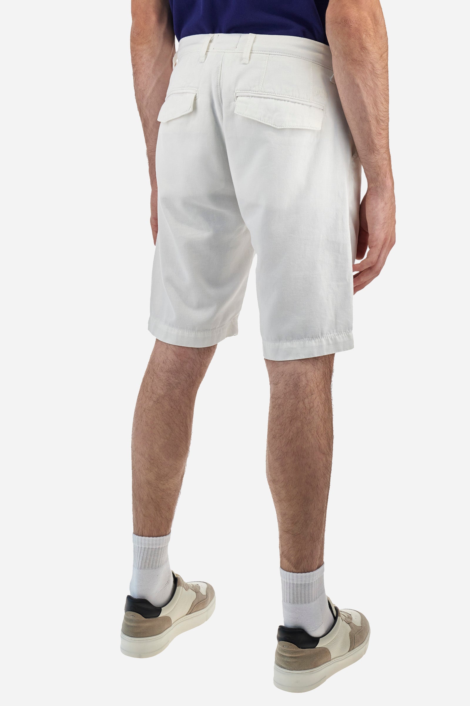 Men's plain Bermuda shorts made from a refined blend of cotton and linen. Fastened with a zip and faux horn button. The side pockets are slanted, while the welt back pockets feature flaps and concealed buttons. The logo, in tone-on-tone embroidery, appears above the right back pocket. Regular fit. The model is wearing a size 33. - Optic White