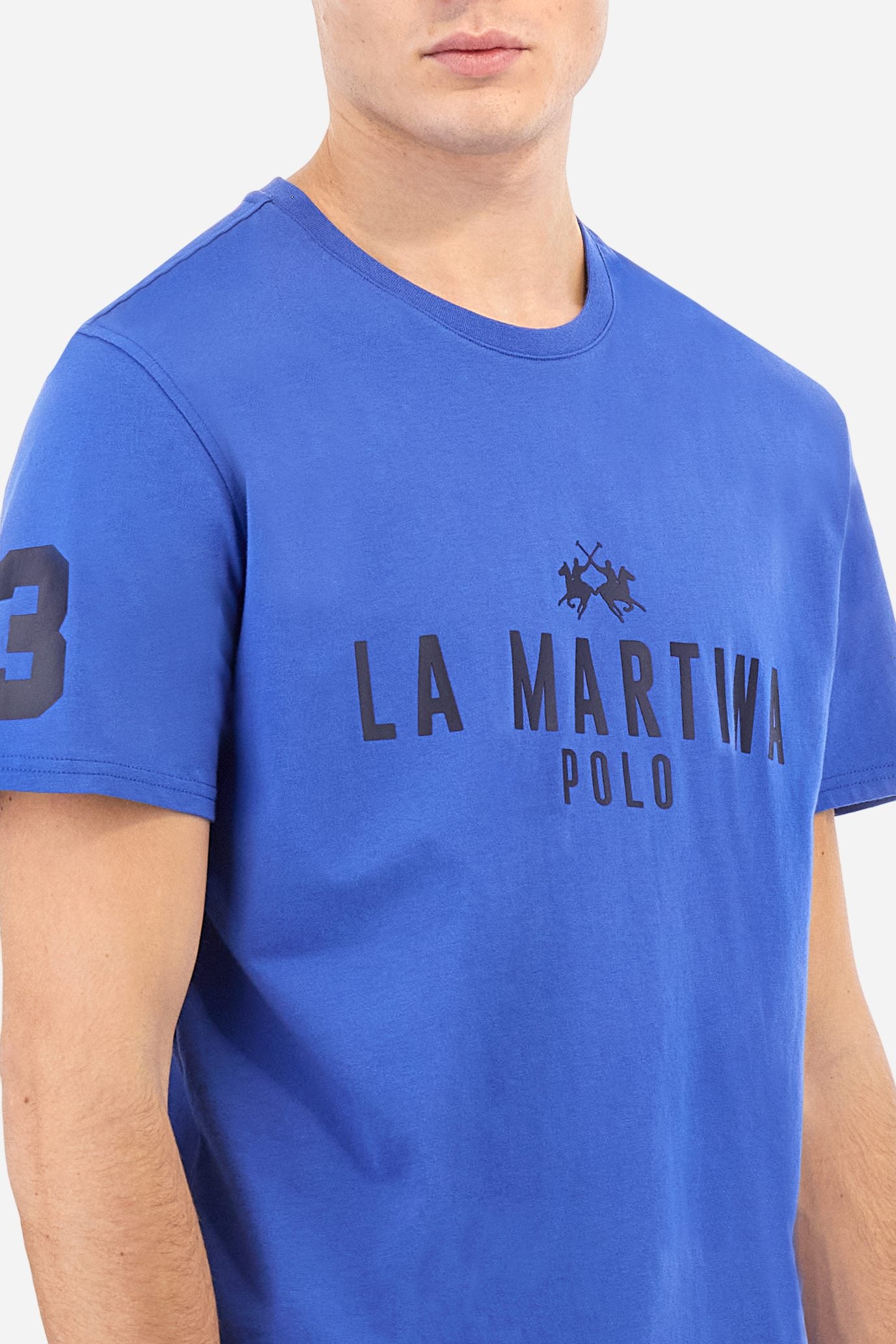 Men's single-colour crew-neck T-shirt with short sleeves, made of 100% cotton. The front features a printed logo and the lettering La Martina Polo. The number 3 is printed on one of the sleeves. Regular fit. The model is wearing a size L. - Dazzling Blue