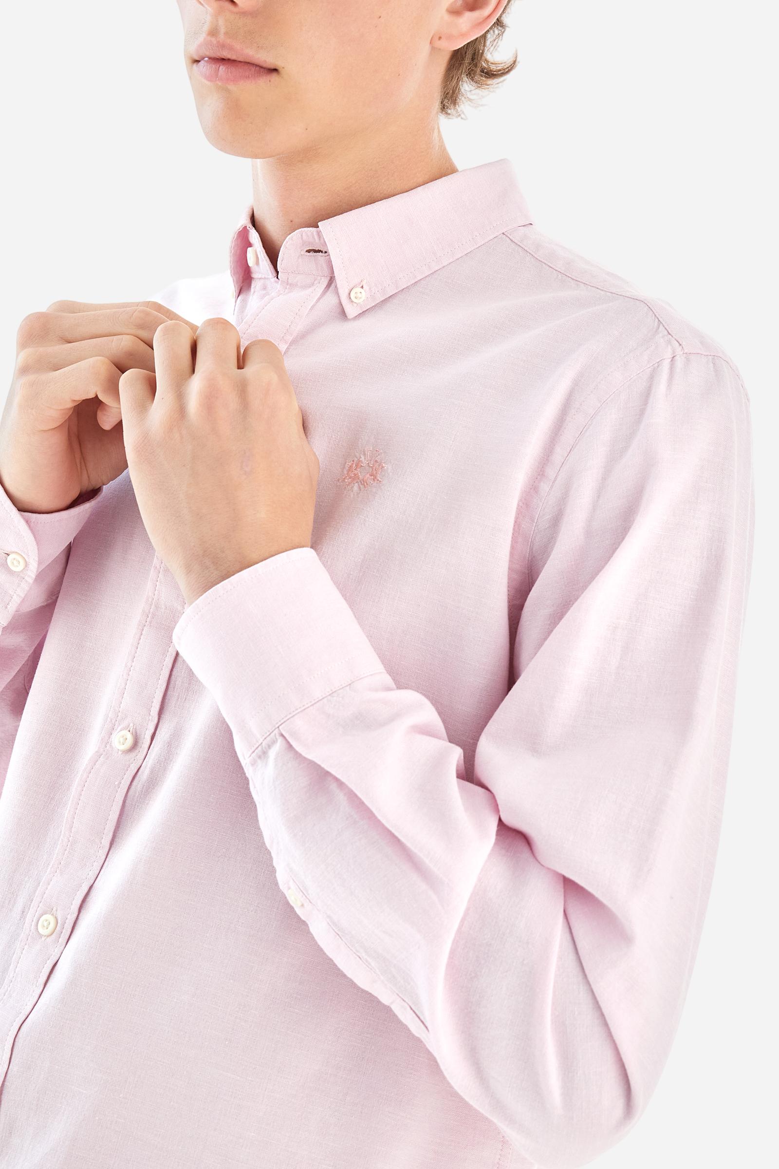 Men's plain long-sleeved shirt made from linen canvas. It features a button-down collar and a basic, traditional design, with woven labels at the bottom of the opening. The logo is embroidered on the chest, over the heart, in tone-on-tone thread. Regular fit. The model is wearing a size L. - Parfait Pink