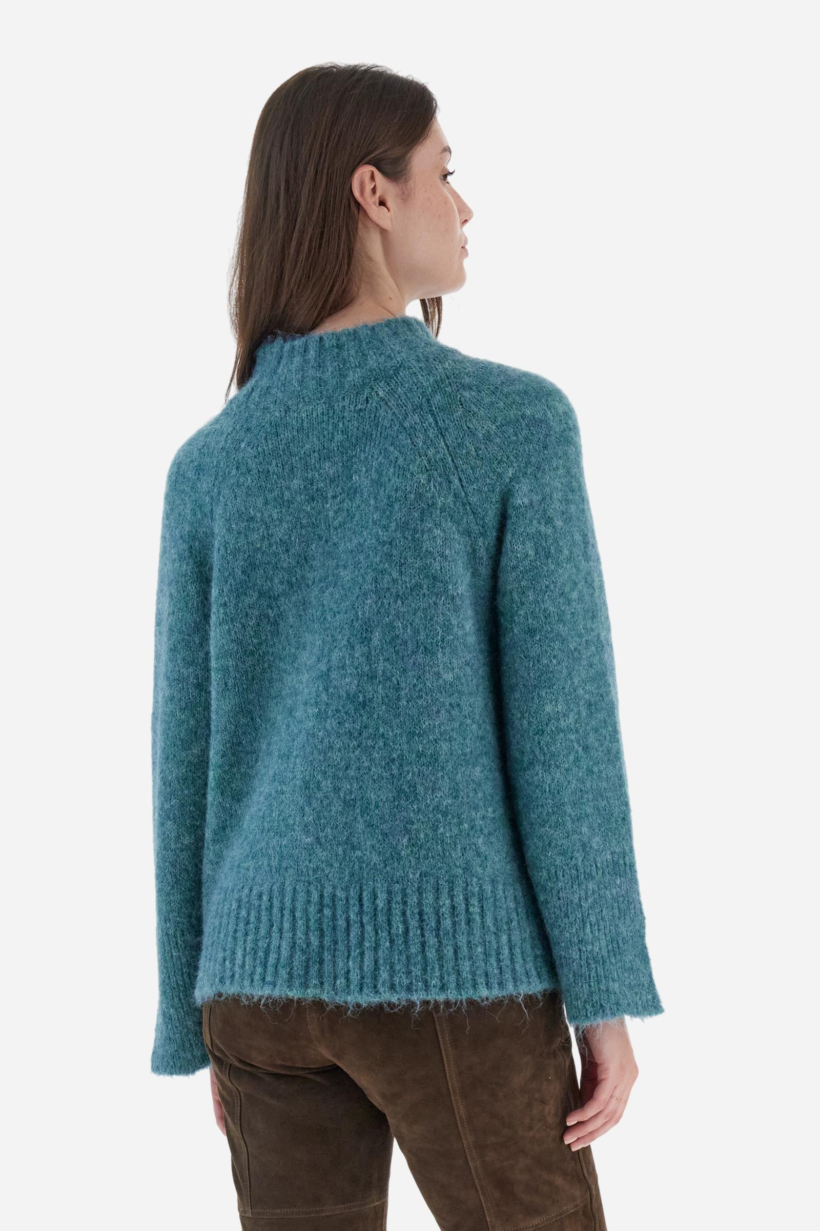 Women’s turtleneck sweater with long sleeves in solid-colour wool and mohair blend, soft and warm. Ribbed turtleneck for elegance and warmth, side slits and sleeve slits for a modern look. Logo on small golden metal plate applied to the front hem. Regular, soft fit for a versatile and comfortable silhouette. The model wears size 2. - North Sea