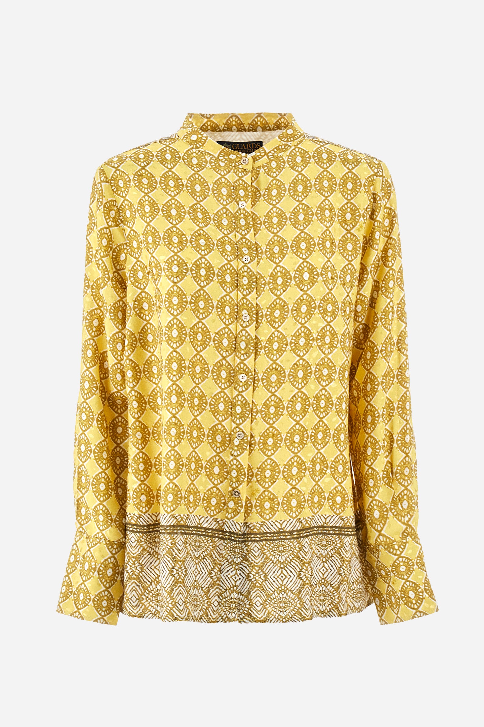 Women's long-sleeved shirt with a geometric print. Made in a synthetic fabric. Mandarin collar. With buttoned cuffs. The fit is regular. The model wears a size 2. - Goldfinch/Arrow/Whit