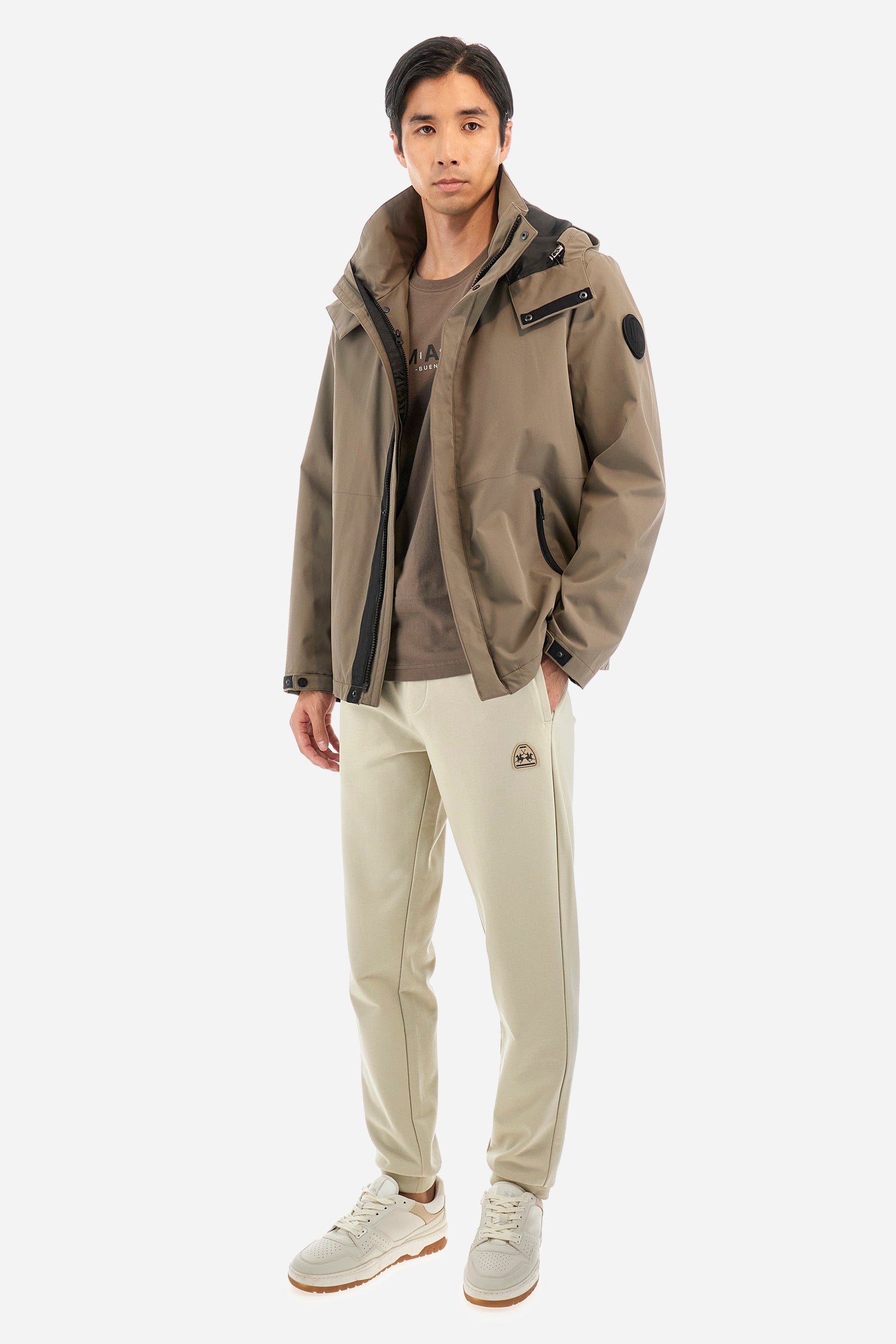 Men's single-colour jogging bottoms in a cotton sweat fabric from the Polo Academy line. With a drawstring waist and double front pocket. Another pocket is present on the back. The logo is present on a patch applied under one of the front pockets. The fit is regular. The model wears a size L. - Bone White