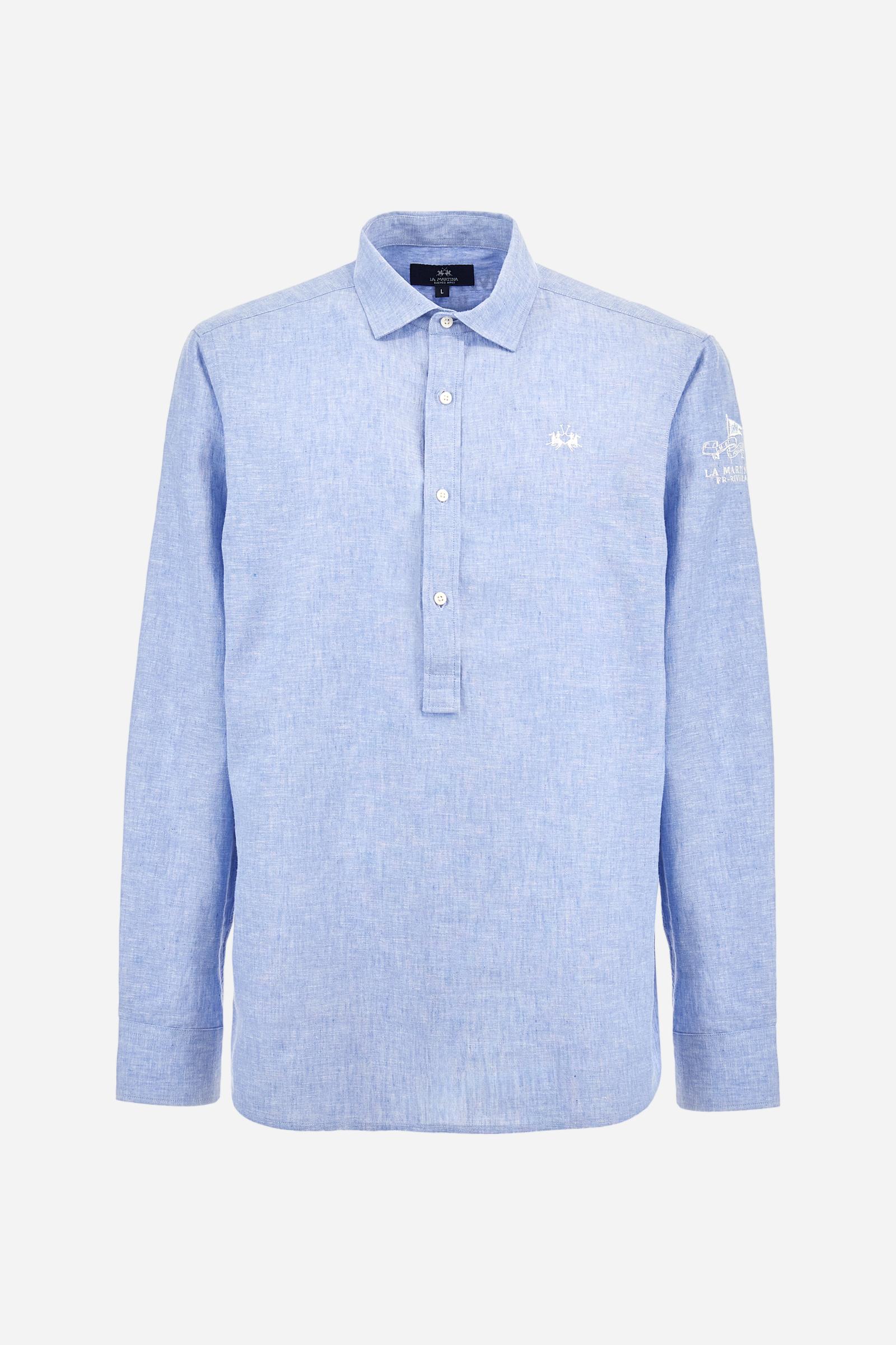 Men's plain long-sleeved shirt, made from luxurious cotton and linen canvas. The spread collar and the opening, which reaches the waist, are closed with 4 buttons. The left bicep is embellished with embroidered graphics depicting lettering, crests and numbers, created using contrasting thread. The logo is embroidered in contrasting thread on the left side of the chest. The regular fit offers a refined and comfortable look. The model is wearing a size L. - Cornflower blue
