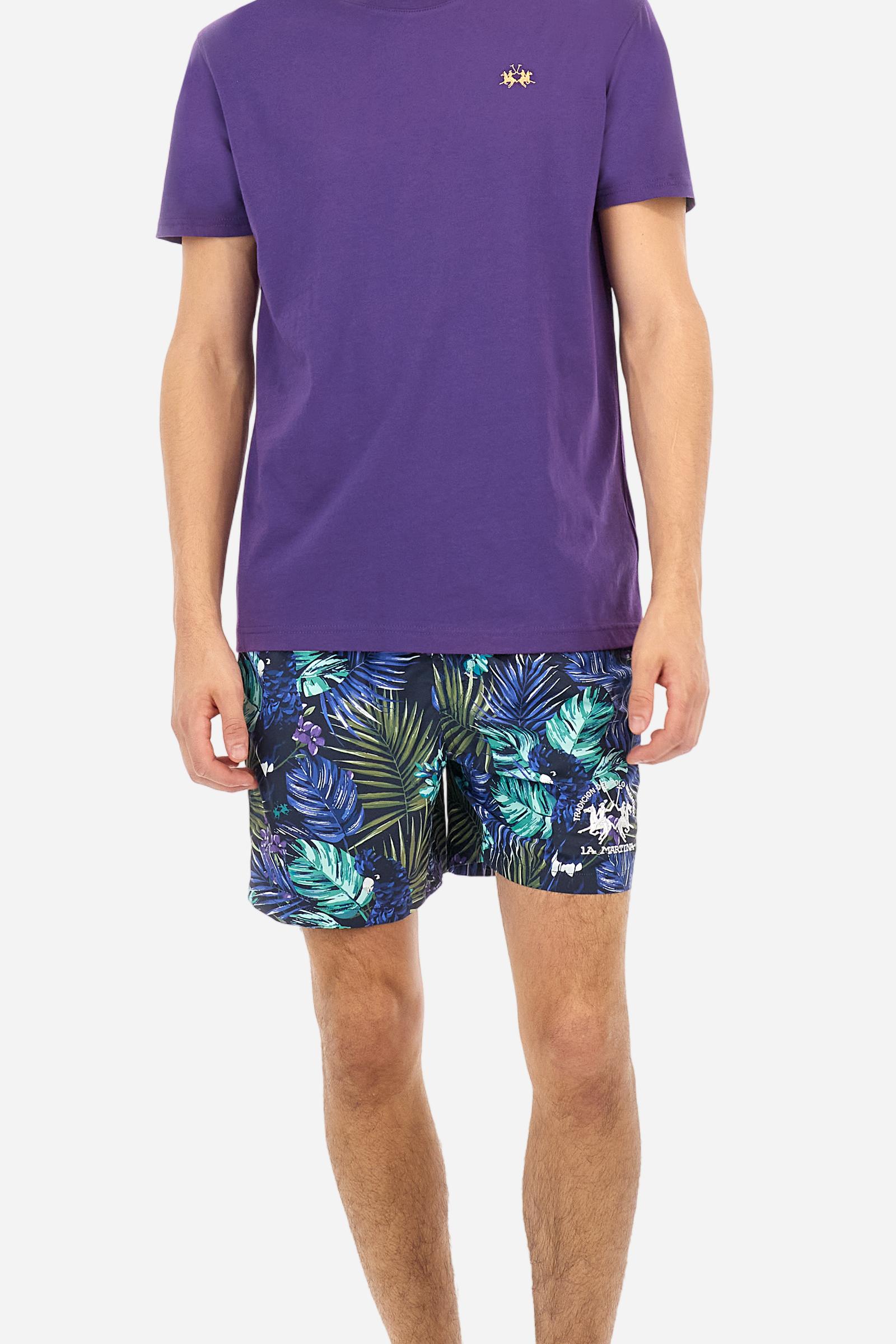 Men's short-sleeved crew-neck T-shirt in solid colour with embroidered logo in contrasting colour on the chest. Made of 100% cotton with a regular fit. It is perfect paired with Bermuda shorts or trousers for a casual and trendy look. Suitable for leisure time. The model is 187 cm tall and wears a size L. - Acai