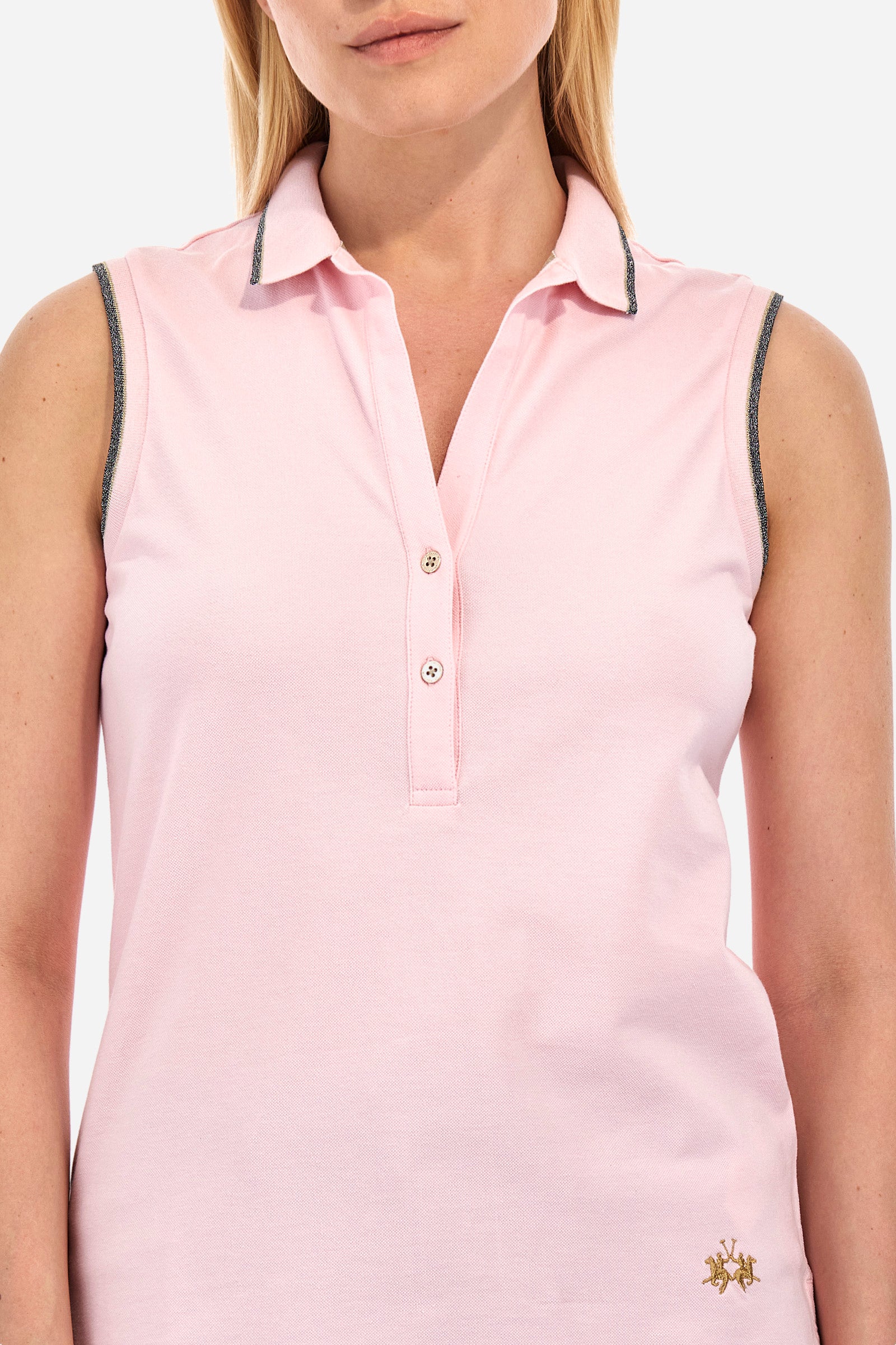 Women’s sleeveless polo shirt in solid color, made of stretch cotton. V-neck and 2 button closure. Collar and crew sleeves profiled and ribbed. Side slits. On the back there is the inscription "La Martina" composed of small rhinestones. The logo is present on the front. The fit is regular. The model wears a size 2 . - Almond Blossom