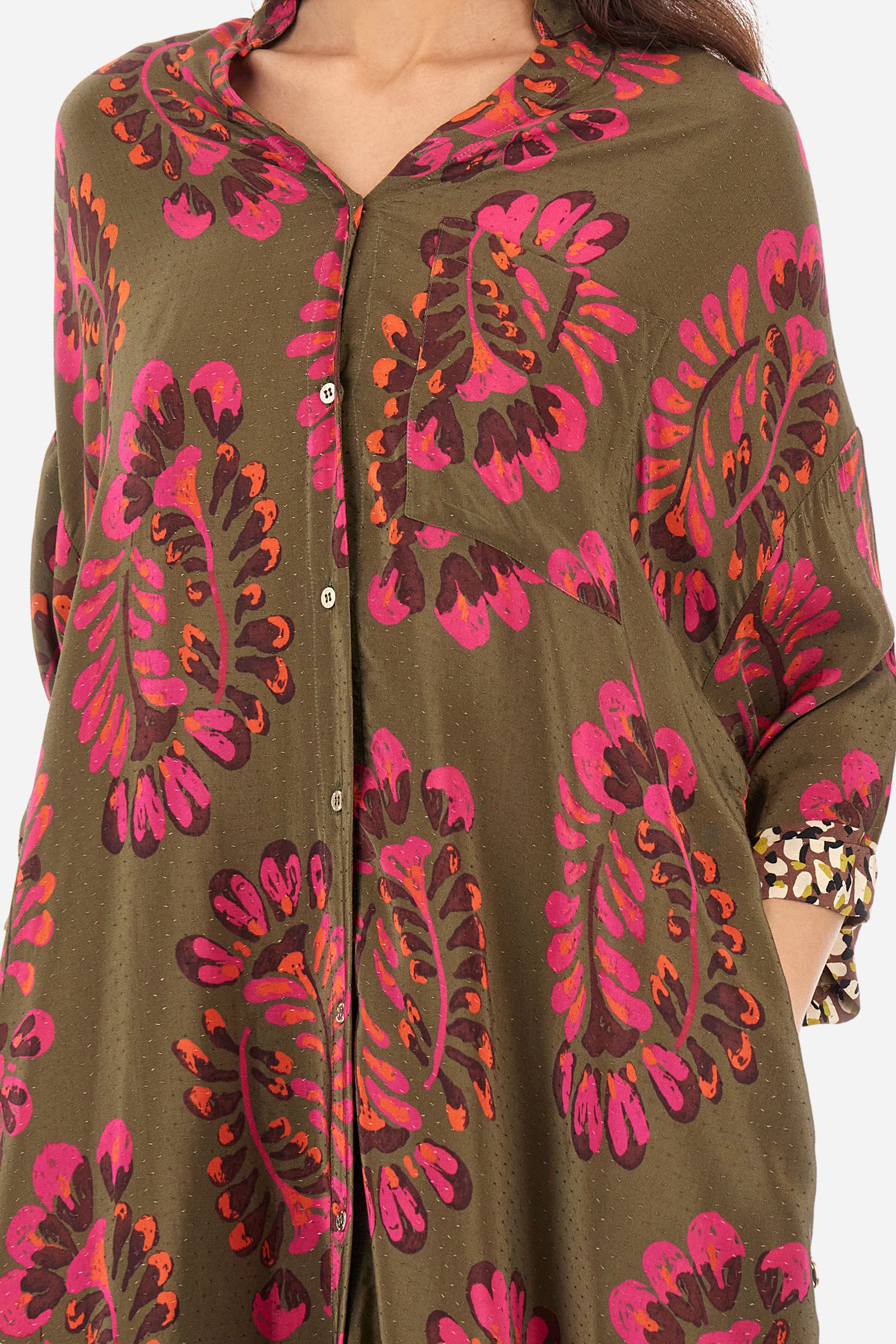 Women’s dress with 3/4 sleeves, made of satin viscose fabric. The rich floral prints recall the historic Argentina capsule collection. Stand-up collar and small V-neck. Button closure throughout the dress. Silhouette with a flared and soft cut, length above the knee, lighter on the back. Darts on the back. The fit is regular. The model wears a size IT40. - Military/Hotpink/Fre