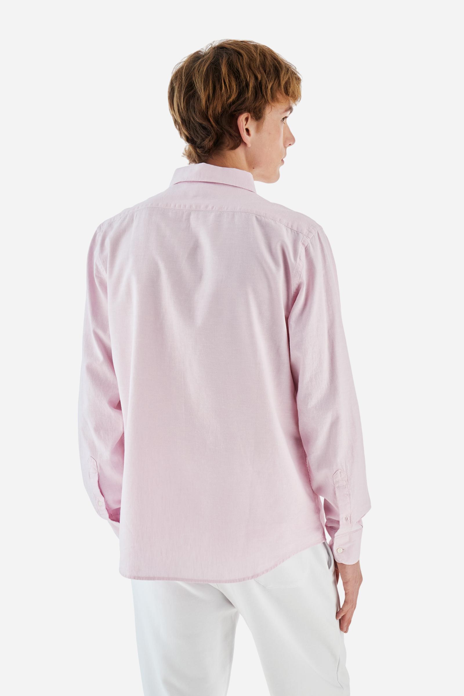 Men's plain long-sleeved shirt made from linen canvas. It features a button-down collar and a basic, traditional design, with woven labels at the bottom of the opening. The logo is embroidered on the chest, over the heart, in tone-on-tone thread. Regular fit. The model is wearing a size L. - Parfait Pink