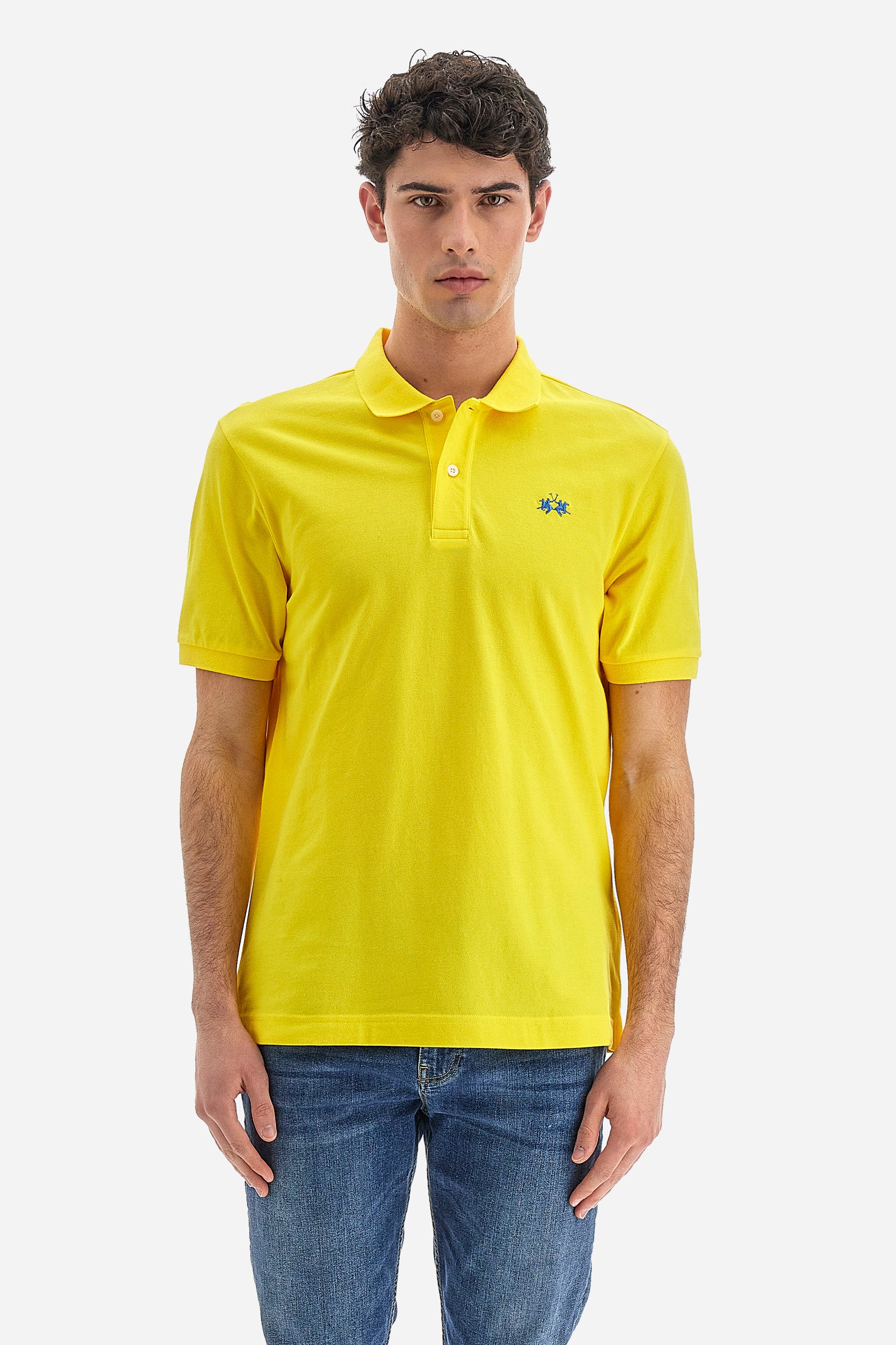 Men's plain-coloured, short-sleeved, regular-fit cotton polo shirt. Contrasting La Martina logo sewn onto the chest. This versatile garment goes perfectly with a pair of jeans from the collection. - Buttercup