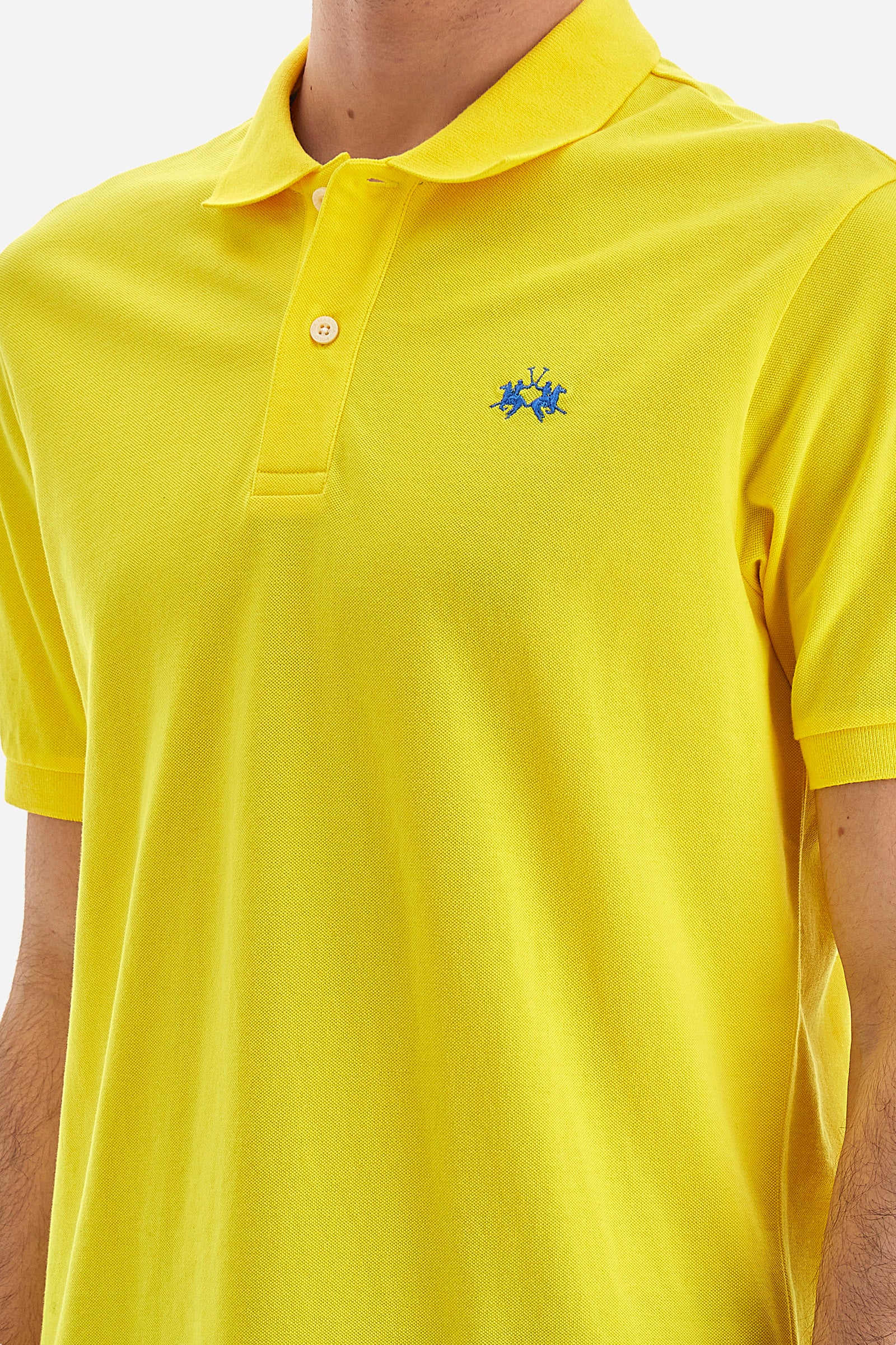 Men's plain-coloured, short-sleeved, regular-fit cotton polo shirt. Contrasting La Martina logo sewn onto the chest. This versatile garment goes perfectly with a pair of jeans from the collection. - Buttercup