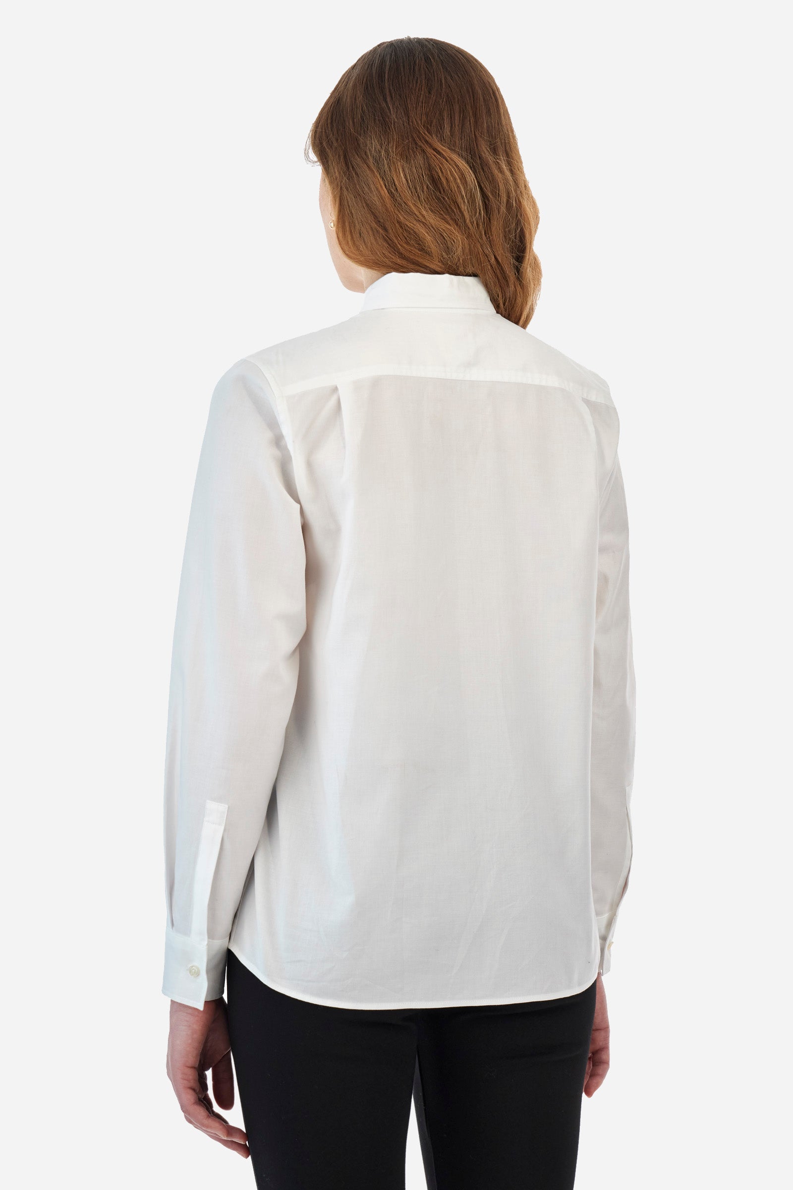 Women's long-sleeved solid colour shirt in Oxford cotton. Button-down collar. The logo is embroidered on the chest in contrasting thread. Regular fit. The model is wearing a size 2. - Optic White