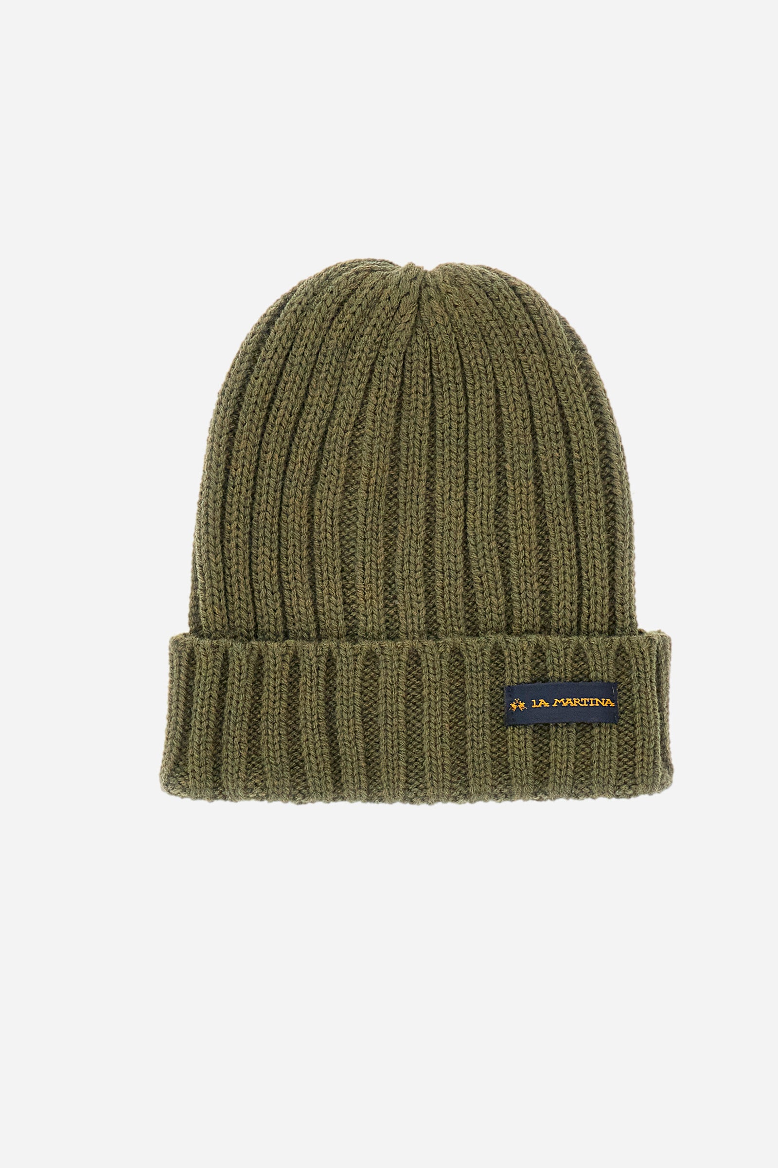 This unisex beanie is made from a high-quality polylana yarn and is available in solid colours for a simple and elegant look. The patch logo on the front gives a touch of originality and uniqueness to the accessory. Perfect for those who want to protect their heads from the cold in a subtle and sophisticated way. - Ivy Green