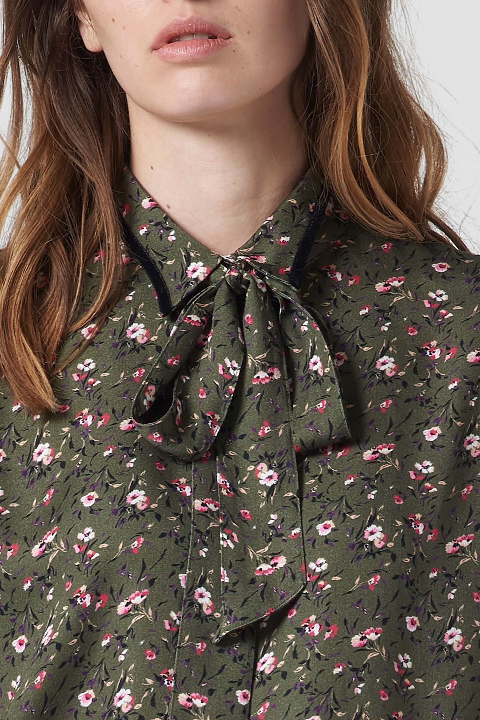 Women's long-sleeved, regular-fit synthetic fibre shirt. Embellished with a fun bow to tie at the neck. For dynamic yet chic women who recognise themselves in the unmistakable La Martina style. The regular fit is suitable for any figure. Perfect for wearing with a pair of the collection's jeans or elegant trousers, day or night. The model is 174 cm tall and wearing a size S. - Bronze Green/Navy