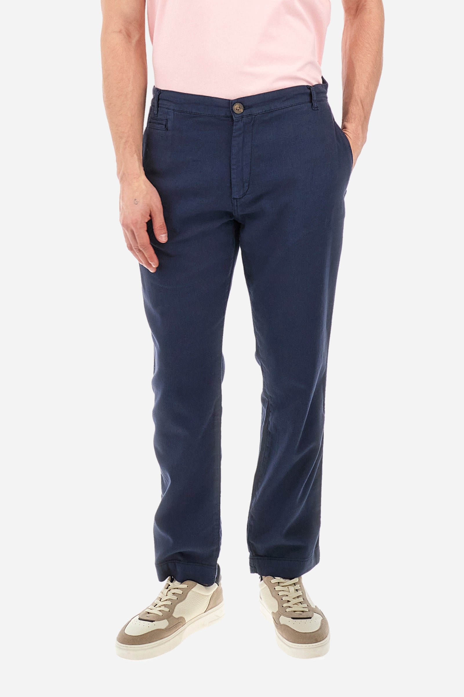 Men's single-colour chinos in cotton and linen. With belt loops, zip and button fastening. There are two open welt front pockets and two back pockets with a classic button fastening. There is a logo with a patch sewn onto the reverse. The fit is regular. The model wears a size 33. - Navy
