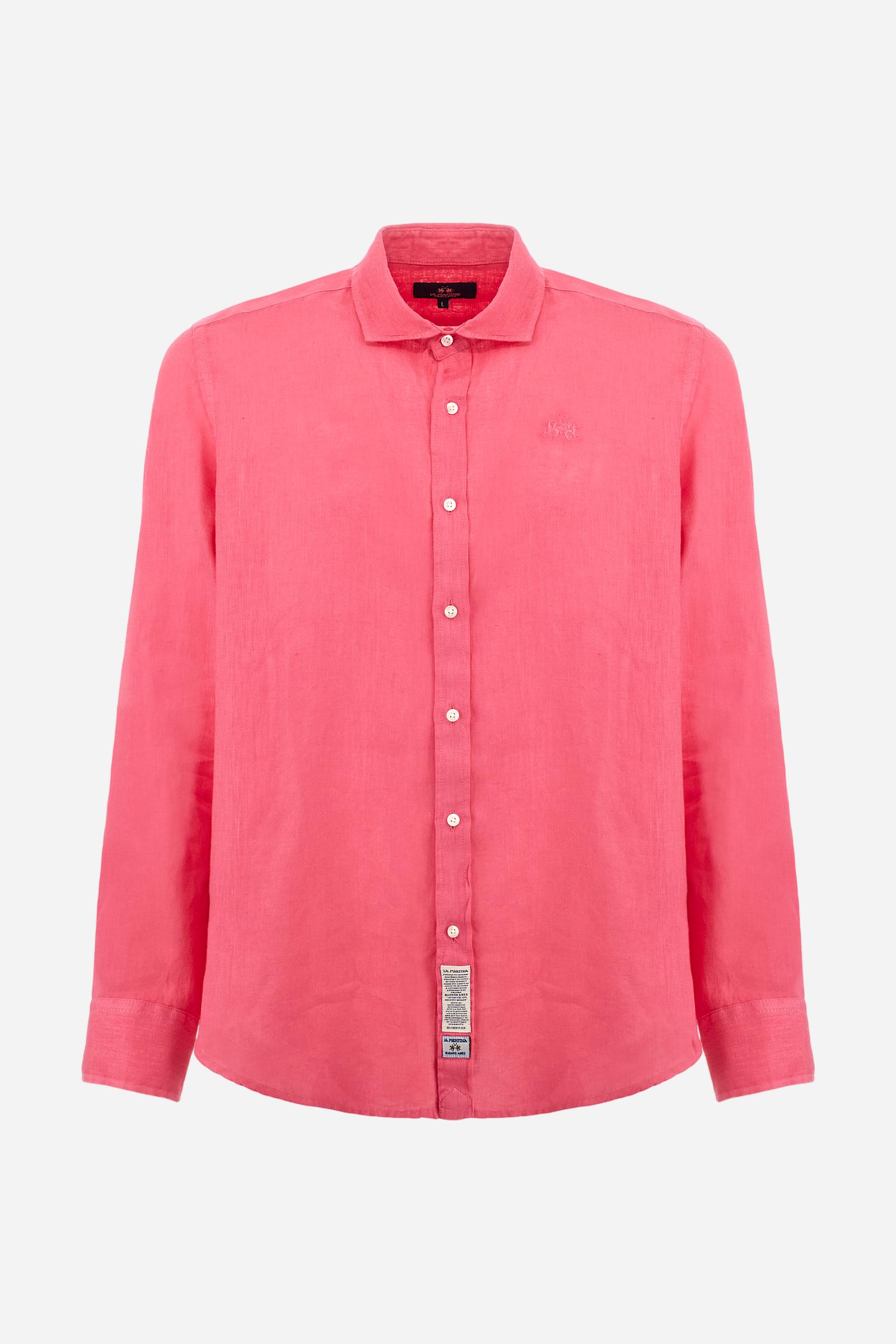 Men's plain long-sleeved shirt made from linen canvas. Button-down collar. Two fabric patches, depicting the brand's certification and the Argentine flag, are sewn on the hem of the garment. A tone-on-tone logo is embroidered on the left side of the chest. Regular fit. The model is wearing a size L. - Honey Suckle