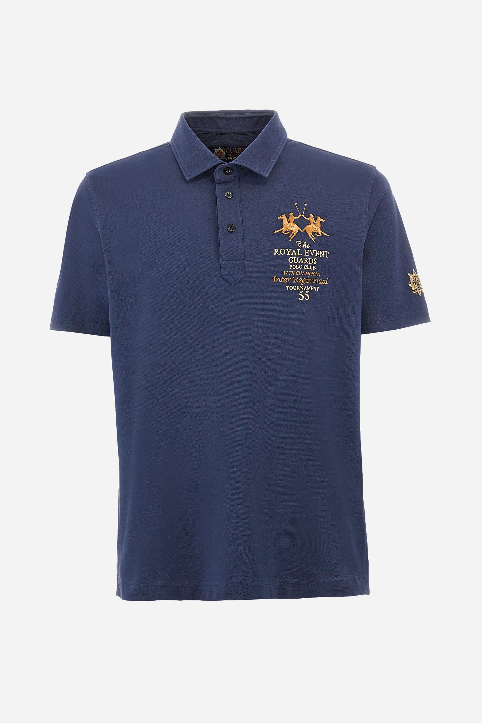 Men's short-sleeved single-colour polo shirt in elasticated cotton. Two-button fastening. Pointed collar. On the front we find copper-coloured lettering and a large logo. On one of the sleeves there is a symbol representing the Guards line. The fit is regular. The model wears a size L. - Navy