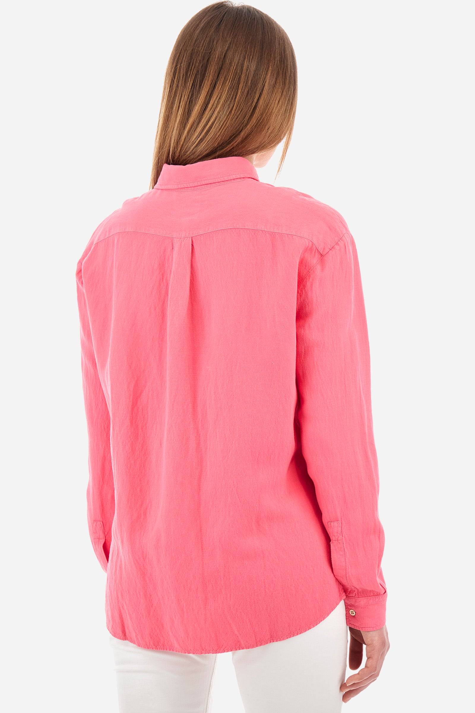 Long-sleeved women's shirt in a linen blend. French collar. With buttoned cuffs. Featuring darts on the back. Featuring a small embroidered logo on the front. The fit is regular. The model wears a size 2. - Hot Pink