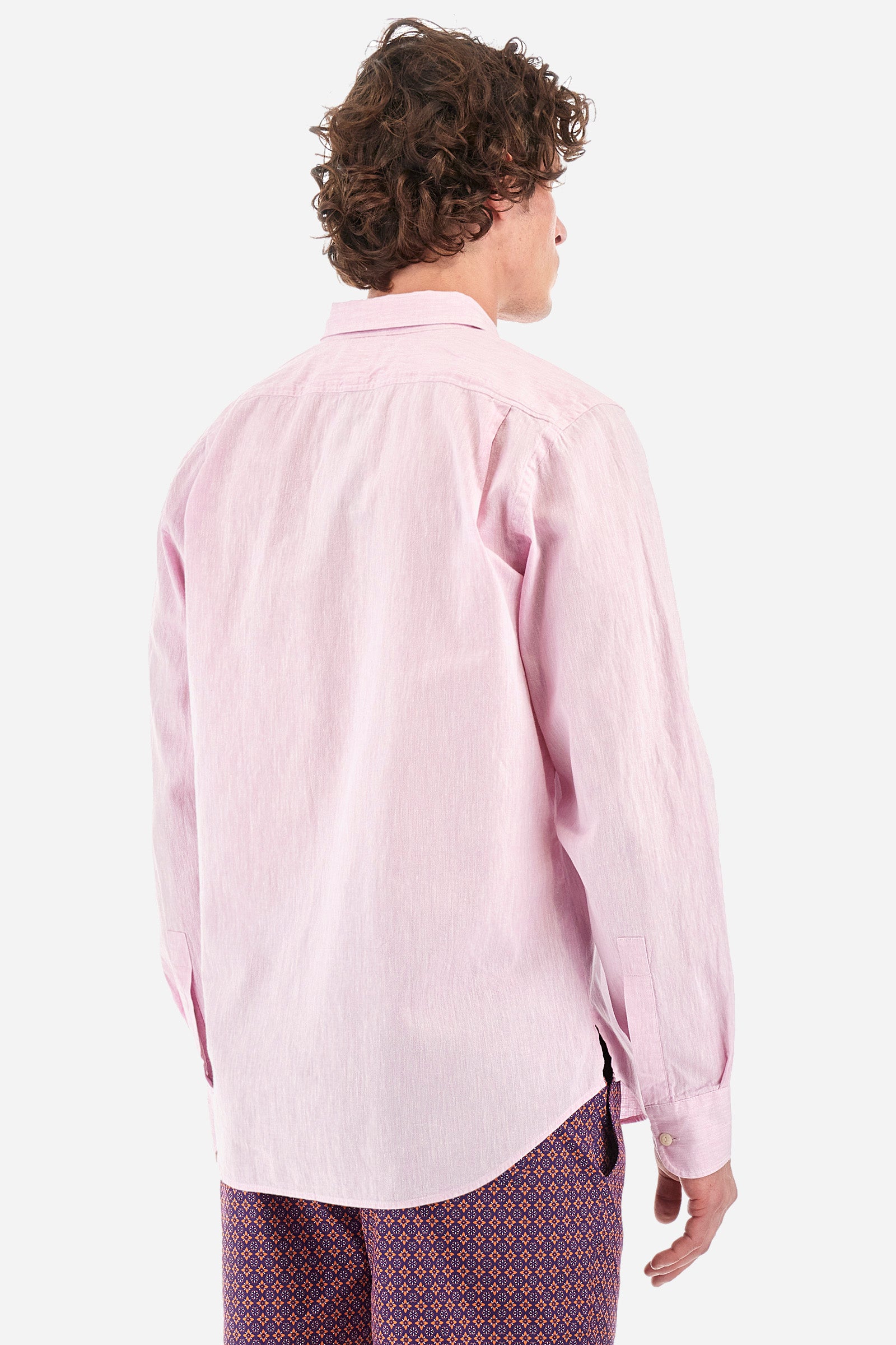 Men's single-colour long-sleeved shirt in cotton and linen. Pointed collar. With buttoned cuffs. A small logo is printed on the front. The fit is regular. The model wears a size L. - Sheer Lilac
