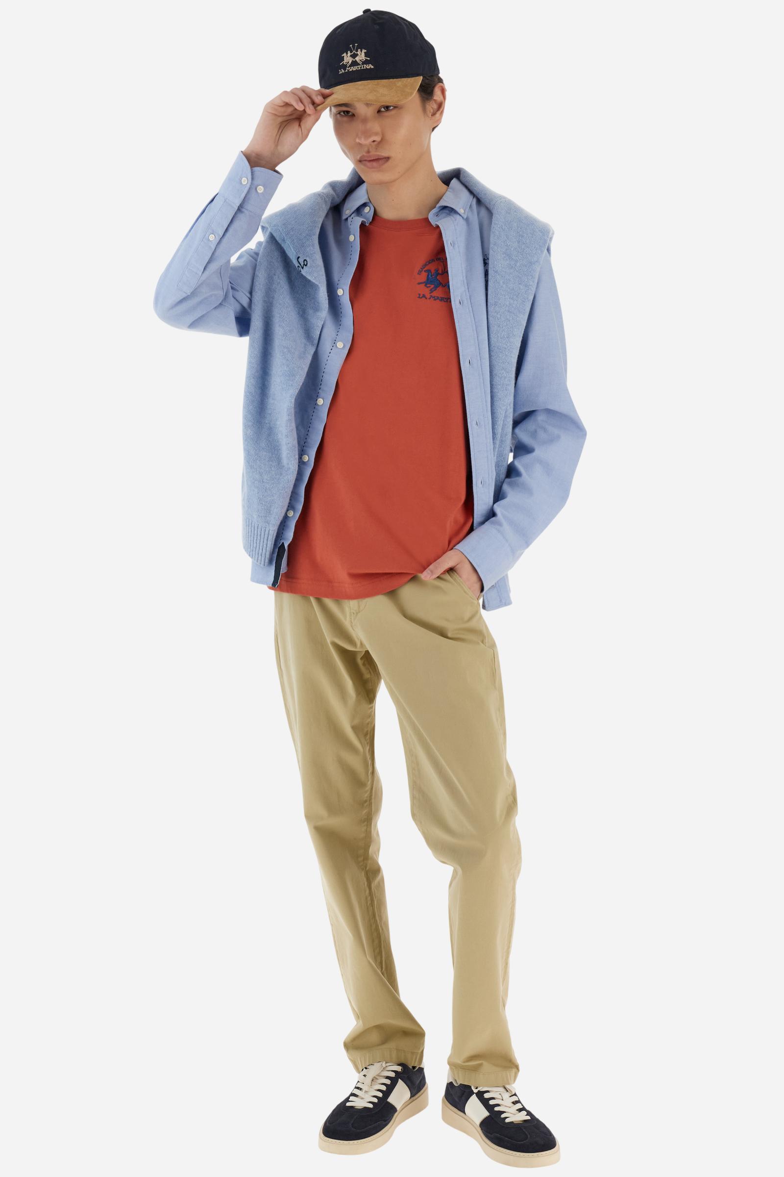 Men’s short-sleeved T-shirt in 100% cotton jersey. Crew neck with ribbed collar. Contrasting details on the inside neckline recall the large embroidered Team logo on the chest. Regular fit. Model wears size L. - Burnt Ochre