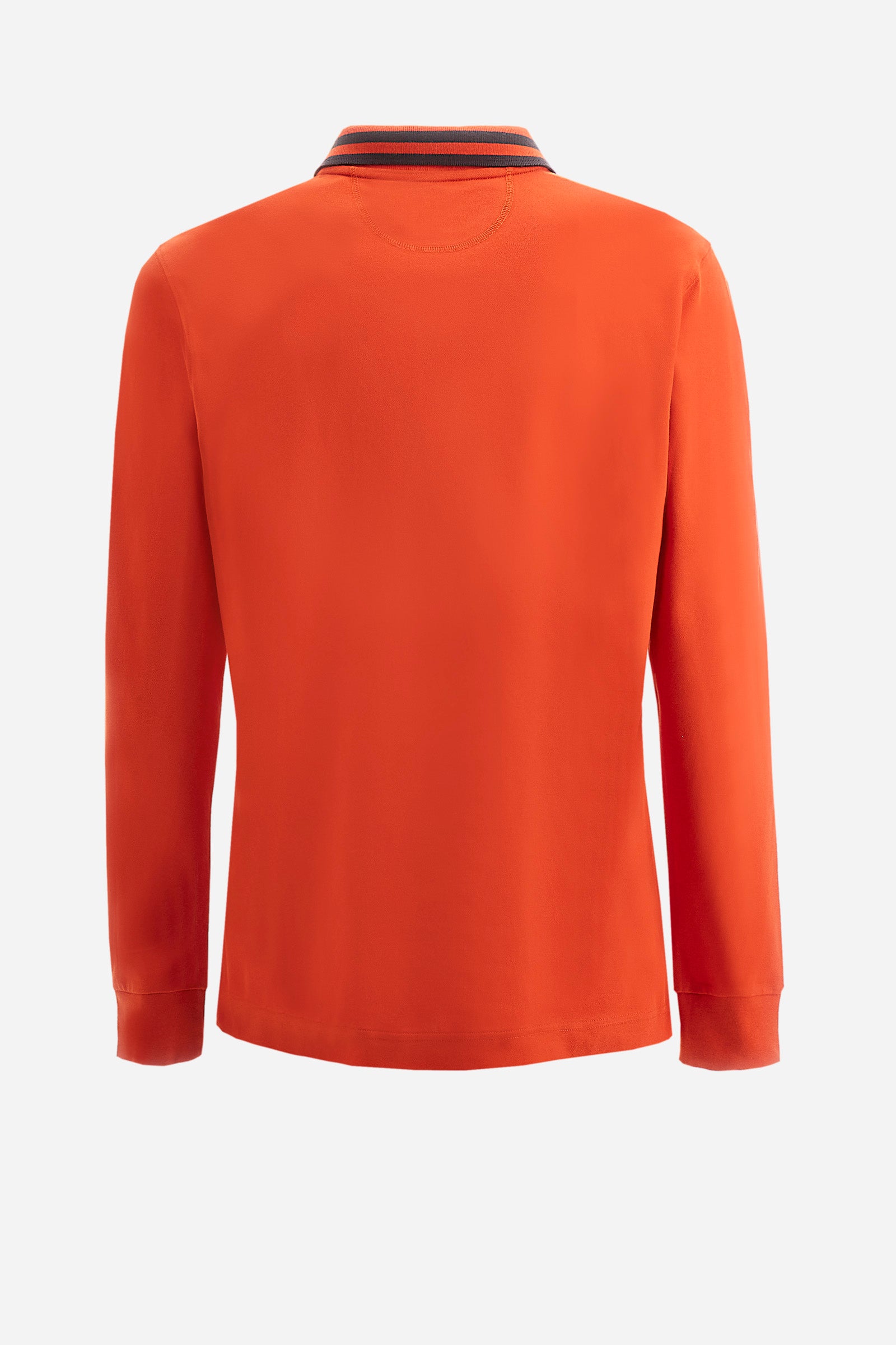 Men's long-sleeved polo shirt in plain stretch cotton. Two-button fastening. This garment is finished with contrasting stripes. Finished with the logo on the front. Regular fit. The model is wearing a size L. - Pureed Pumpkin