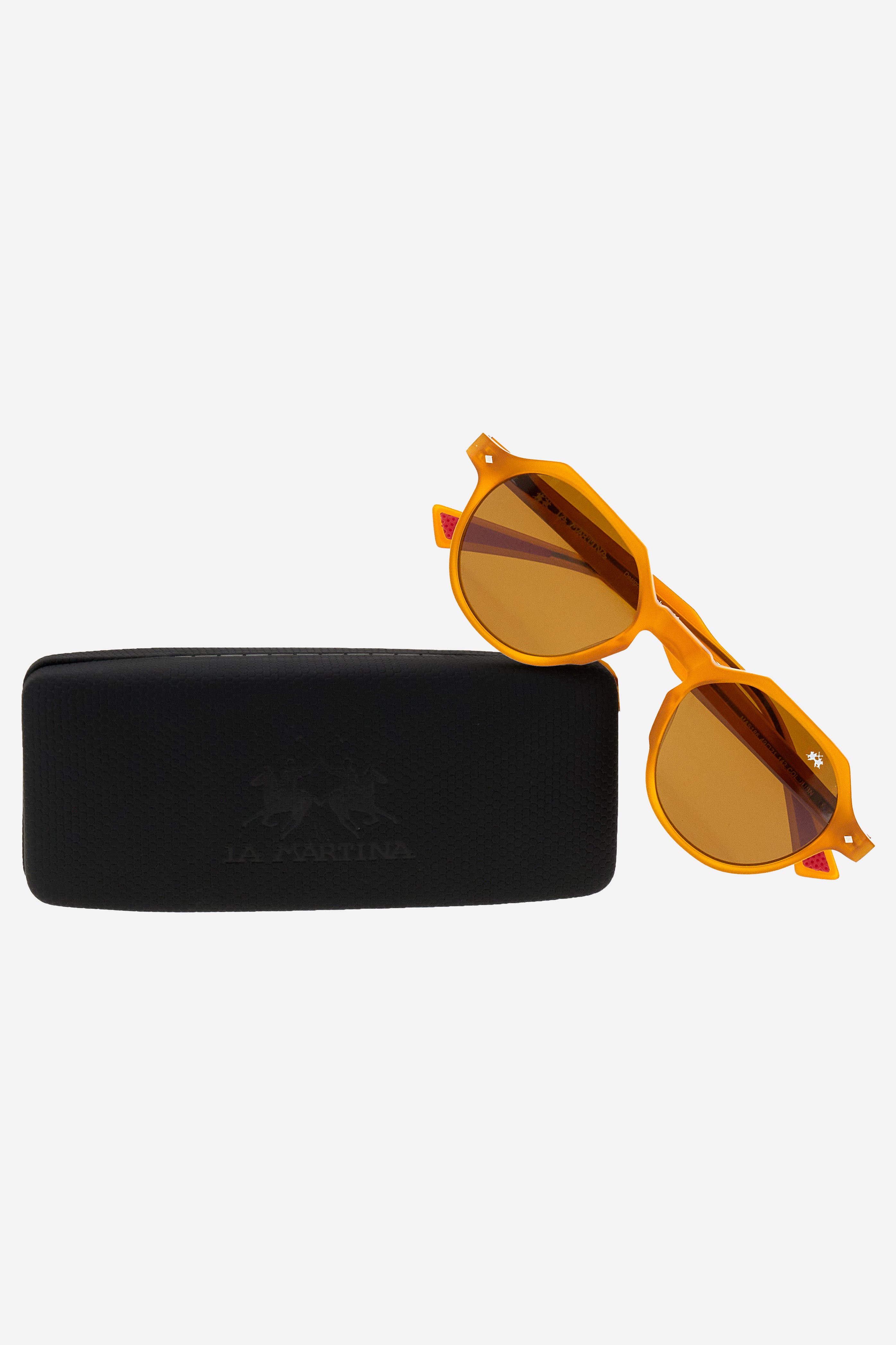 Men's sunglasses with a Pantos frame, a silhouette with a rounded profile and balanced lines, ideal for an essential and timeless look. The acetate frame guarantees lightness, resistance and a high-quality finish. Full tint mineral lenses offer complete UV protection and clear, uniform vision. The choice of mineral glass ensures maximum optical transparency and scratch resistance, for high performance and durability over time. Shaft width: 142 mmCalibre (lens diameter): 49 mmBridge: 21 mm - HONEY MATT/BROWN