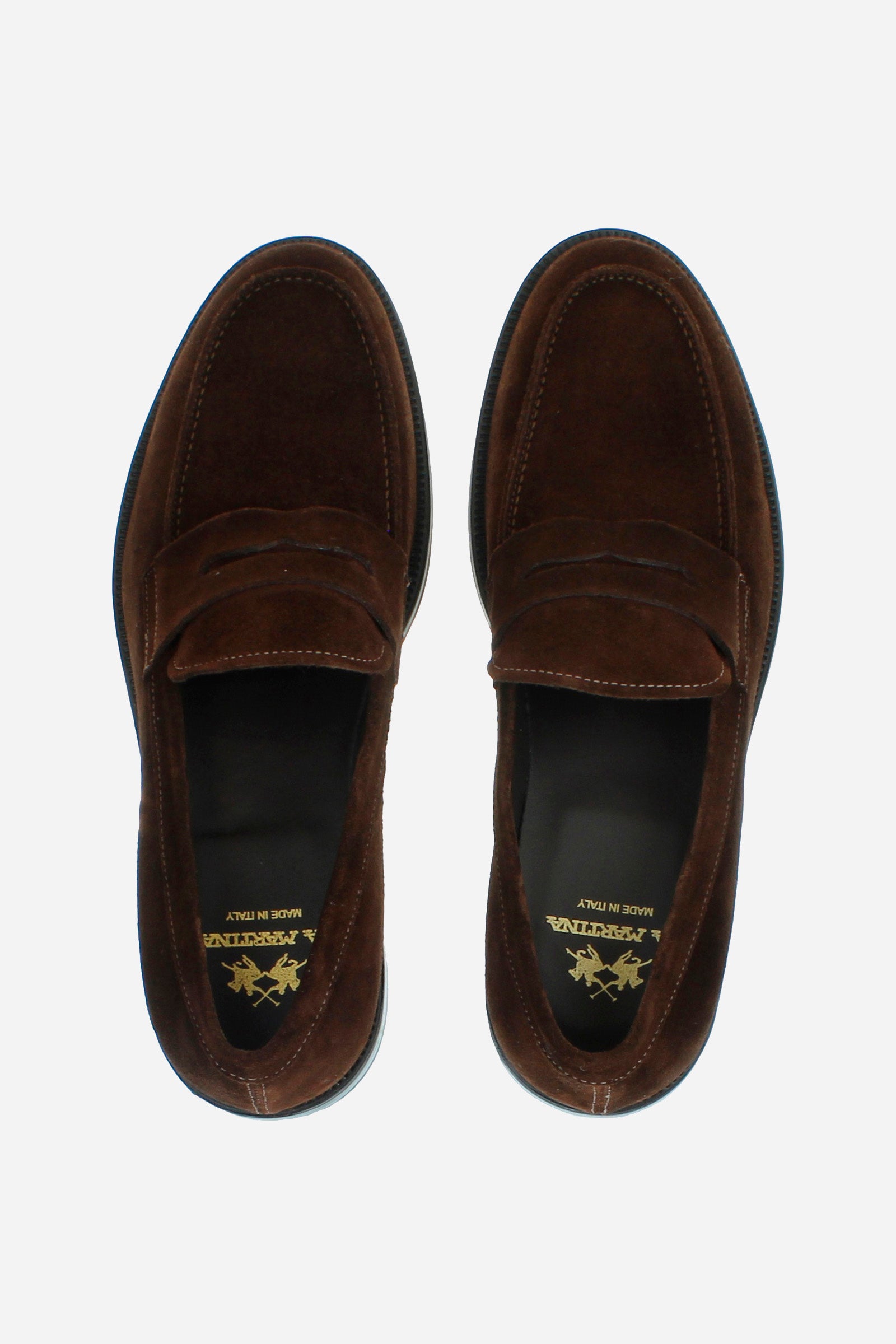 Classic and elegant men's college shoe made of single-coloured calfskin. The sole is made of black natural rubber, and the band on the template is in the same colour as the upper. The logo is printed in gold on the footbed. Perfect for adding a touch of class to a fresh and elegant look. - DARK BROWN