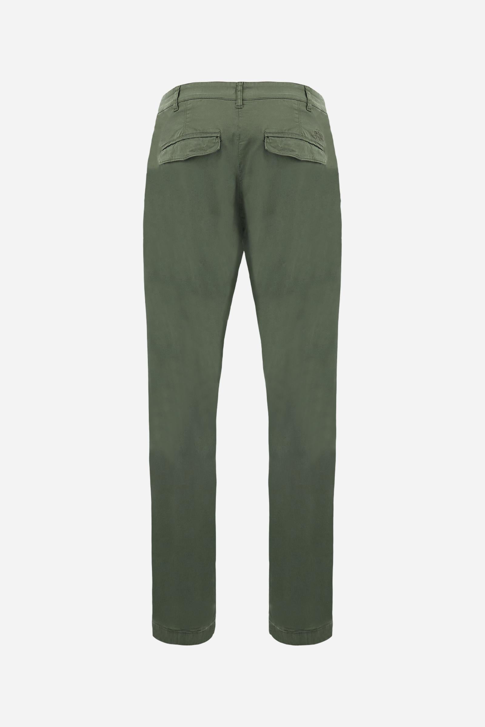 Single-colour men's chino trousers made of elasticated cotton twill. Zip fastening and faux horn button. Side slash pockets and folded waistband. On the back there are welt pockets with a flap and hidden button. The right front loop has a metal rivet with the flag of Argentina as an applied detail. Regular fit. The model is wearing a size 33. - Thyme
