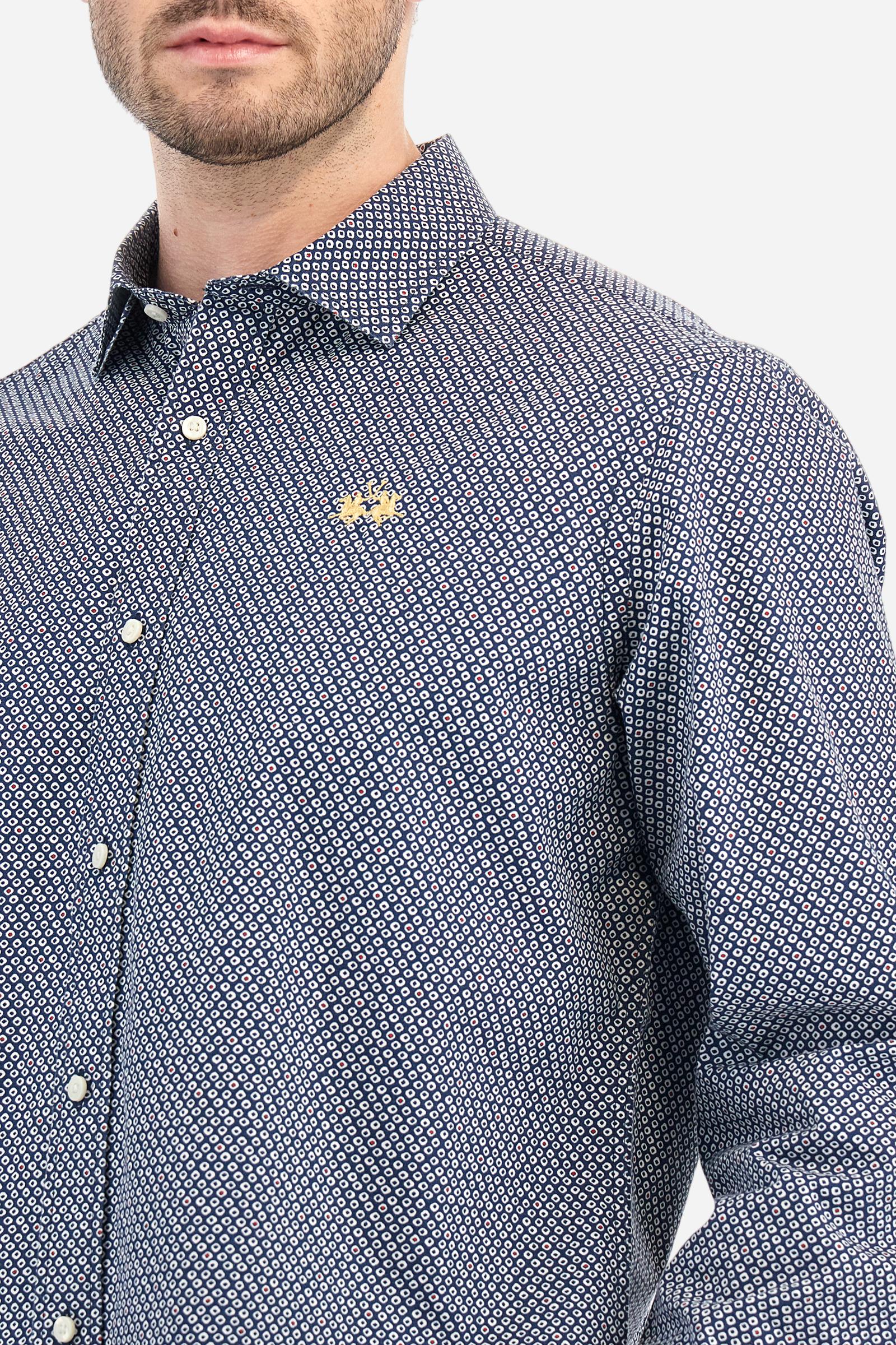 Men's long-sleeved shirt made from cotton poplin printed with a two-tone graphic design. It features a spread collar and the brand's classic woven labels at the bottom of the opening. The logo is embroidered in contrasting thread on the left side of the chest. Regular fit. The model is wearing a size L. - Navy/Optic White