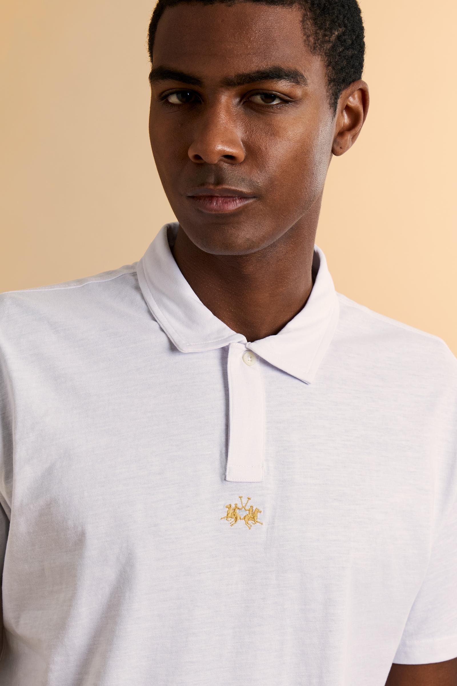 This is the iconic Polo 19-42 from La Martina. Men's short-sleeved polo shirt in solid color made of 100% slub jersey. With a regular fit, it has a collar and a double button closure while the La Martina logo is embroidered in small gold on the front under the placket. Ideal when worn with denim from the collection. Each Polo is kept in an exclusive logoed envelope and is accompanied by a certificate of guarantee. The model is 187 cm tall and wears a size L. - Optic White