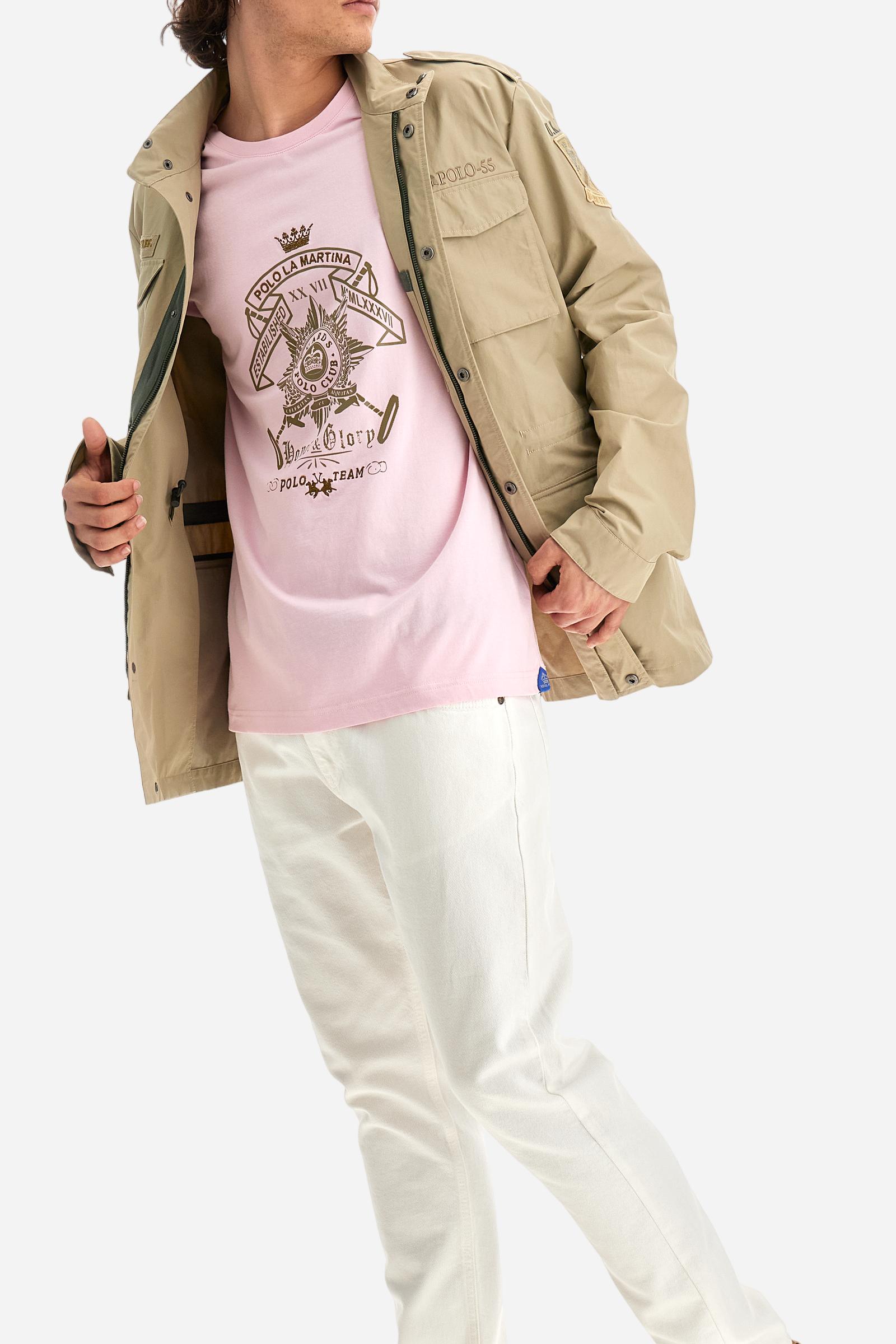 Single-colour short-sleeved men's T-shirt made of cotton jersey. Crew neck, with colour-contrasting jersey border inside. The front graphic is a large print featuring the Guards crest, and is enriched by the La Martina lettering and brand logo, both embroidered. The fit is regular. The model is wearing a size L. - Parfait Pink