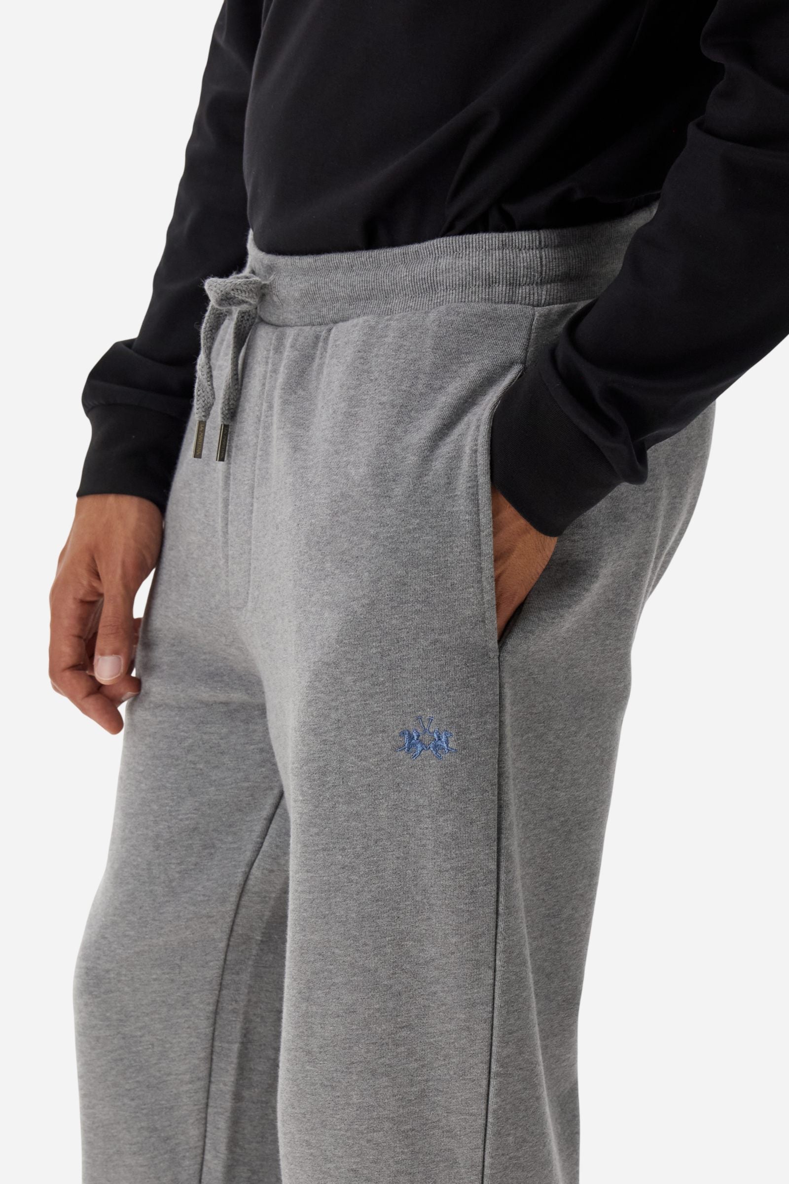 Men’s jogging pants in soft, warm-feel cotton. An essential sporty style with a regular fit, drawstring waist and small contrasting logo on the front. - Medium Heather Grey
