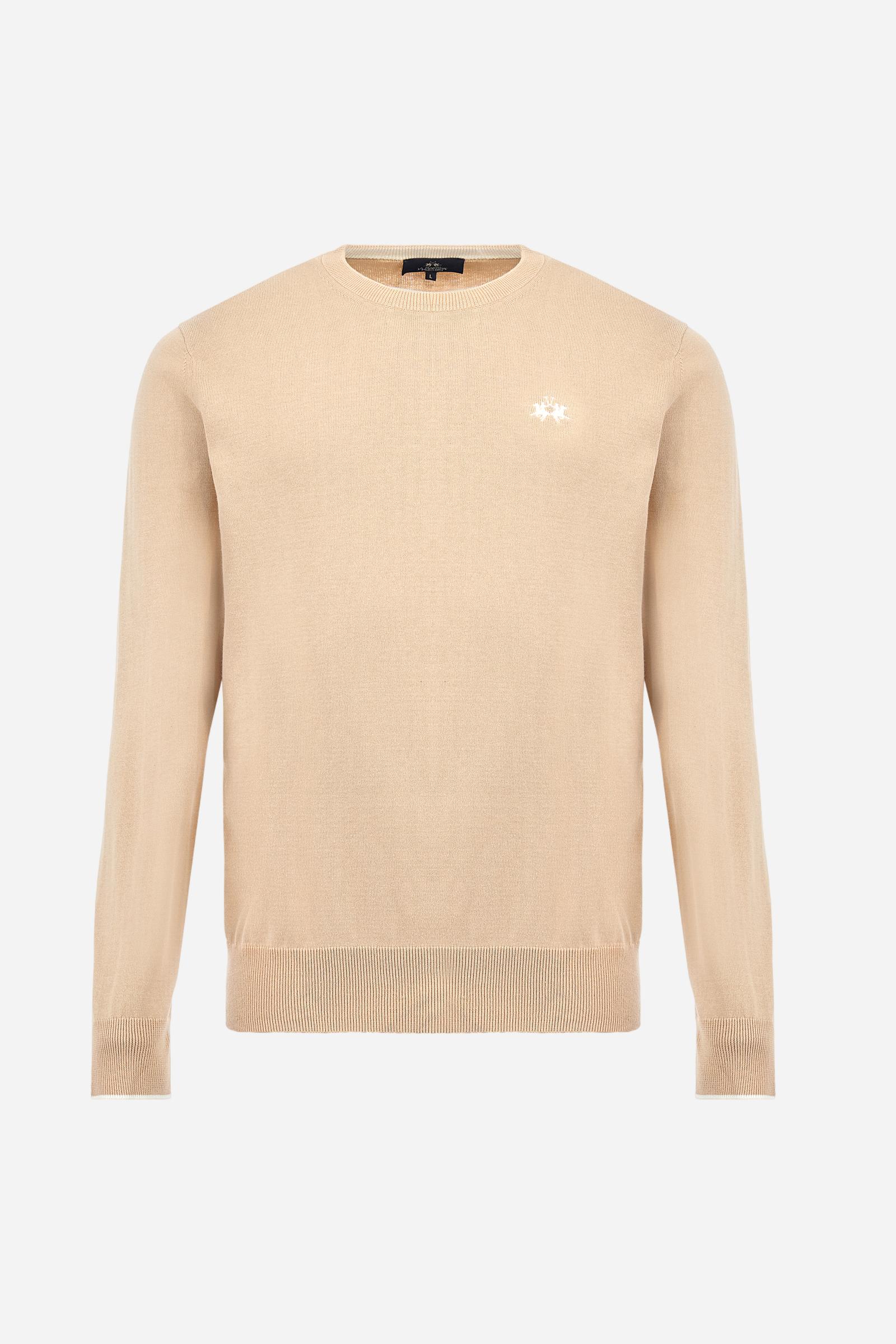 Men's plain long-sleeved pullover made of 100% combed cotton yarn. The collar is in two-tone ribbed knit: the exterior features the same tone as the jumper while the interior is in contrast. The cuffs and the band at the bottom are also made of ribbed knit. The cuffs also feature a contrasting stripe on the edge as a decorative motif. The logo is embroidered on the left side of the chest in contrasting thread. Regular fit. The model is wearing a size L. - Smoke Grey