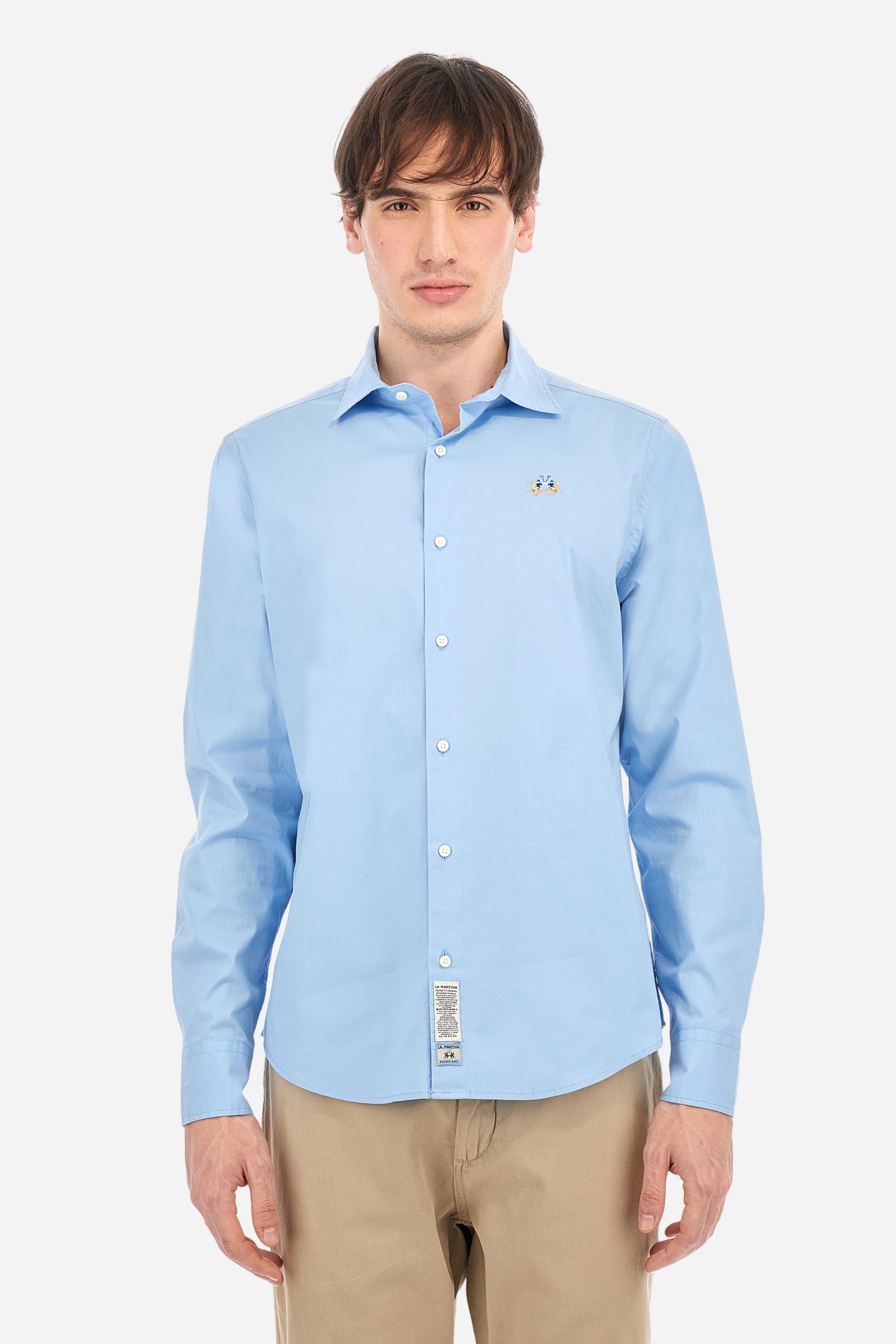 Men's single-colour long-sleeved shirt, made from 100% cotton poplin. Spread collar. The tricolour logo embroidery is on the chest, left side. The fit is slim. The model is wearing a size L. - Blue Bell