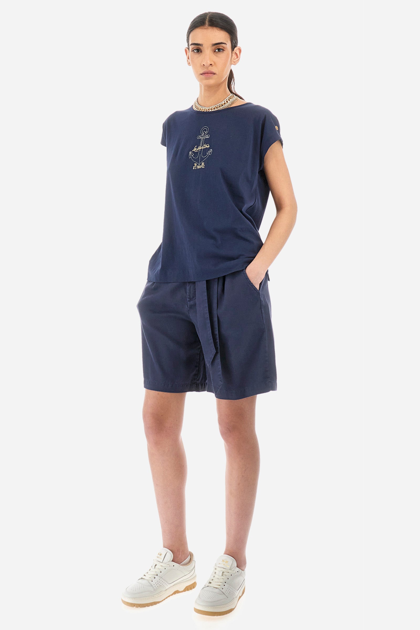 Women’s crew neck t-shirt with short sleeves in solid color. Made of 100% cotton jersey. On the front an anchor and embroidered lettering in contrasting tones recall the Polo Club Grand Hotel capsule collection. On the back there is a small neckline, while a mini golden logo La Martina is applied to the sleeve. The fit is regular. The model wears a size 2. - Navy