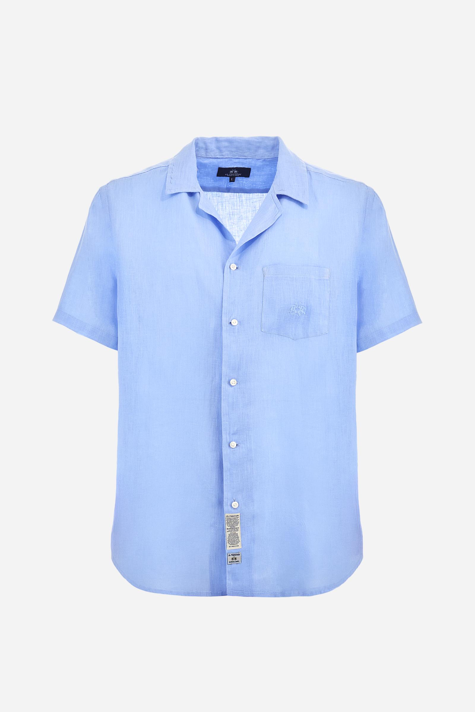 Men's plain short-sleeved shirt made from soft linen canvas. This model features a bowling collar and an appliquéd patch pocket on the left side of the chest, topped with a tone-on-tone embroidered logo. Regular fit. The model is wearing a size L. - Vista Blue