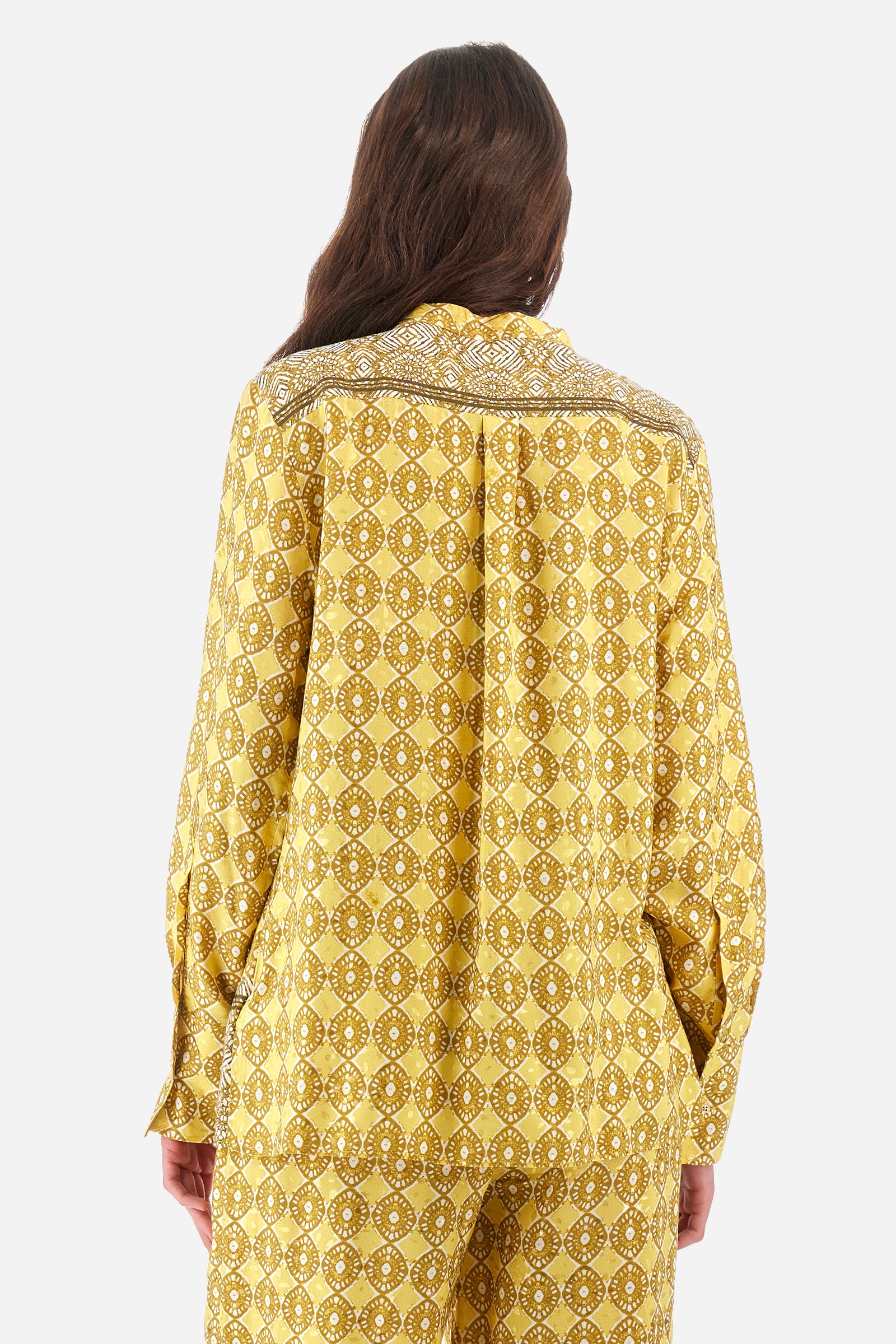 Women's long-sleeved shirt with a geometric print. Made in a synthetic fabric. Mandarin collar. With buttoned cuffs. The fit is regular. The model wears a size 2. - Goldfinch/Arrow/Whit