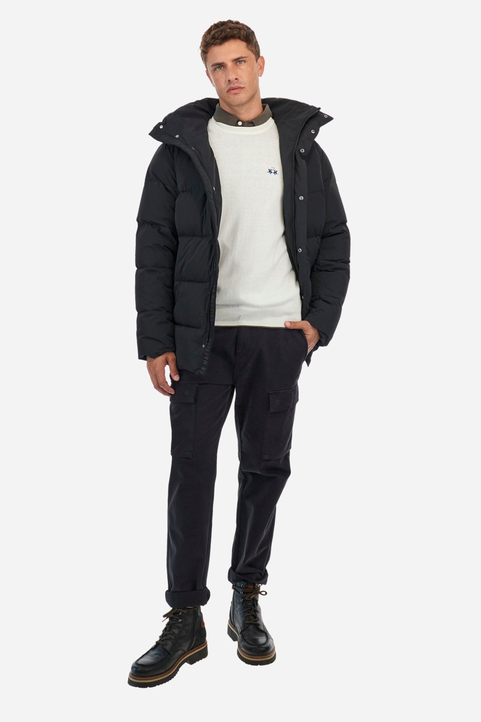 Men's long-sleeved plain crew neck pullover, made from cotton and wool. Ribbed cuffs and hem. Contrasting coloured fabric patches appliquéd on the elbows. The logo is embroidered on the front. Regular fit. The model is wearing a size L. - Off White