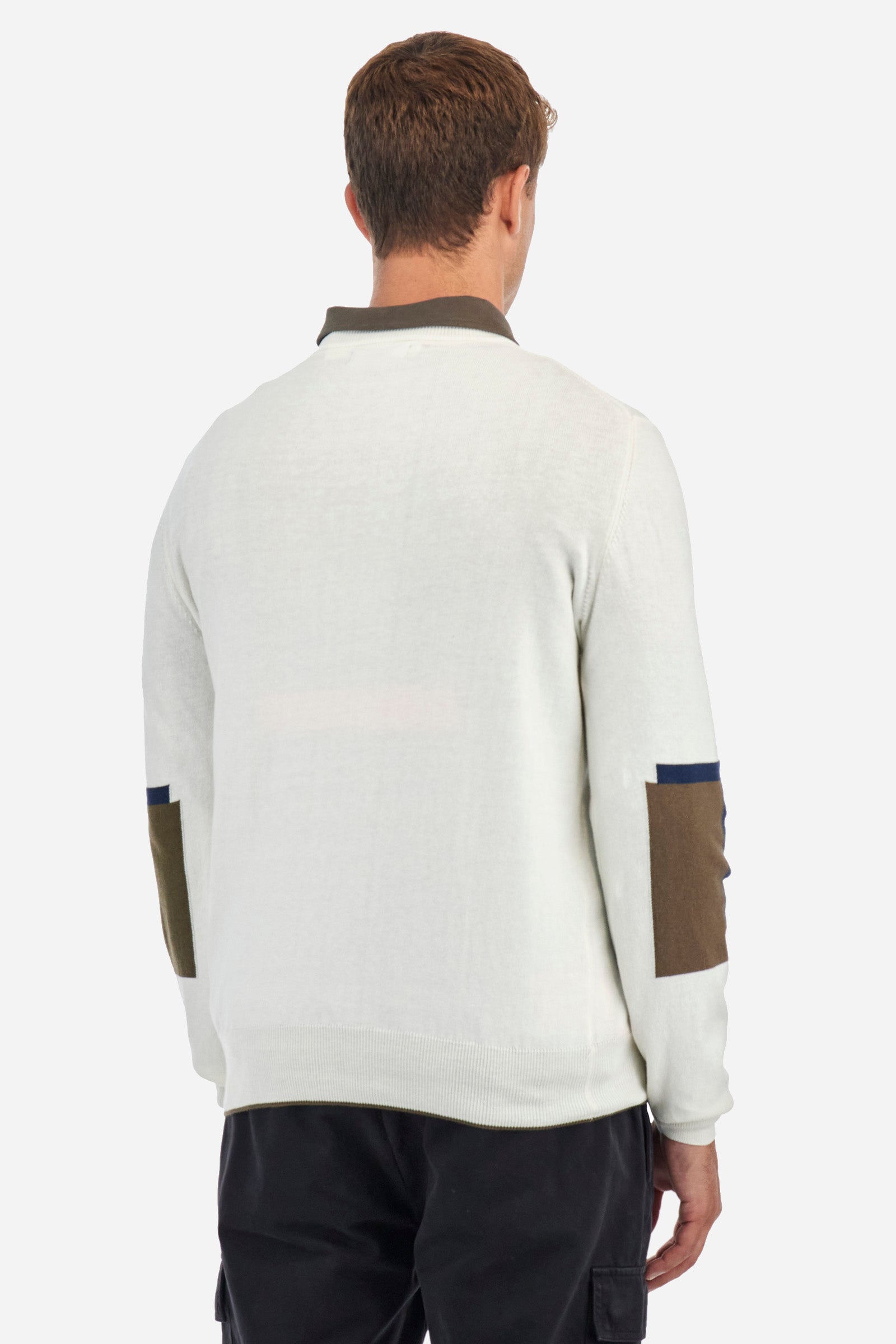 Men's long-sleeved plain crew neck pullover, made from cotton and wool. Ribbed cuffs and hem. Contrasting coloured fabric patches appliquéd on the elbows. The logo is embroidered on the front. Regular fit. The model is wearing a size L. - Off White