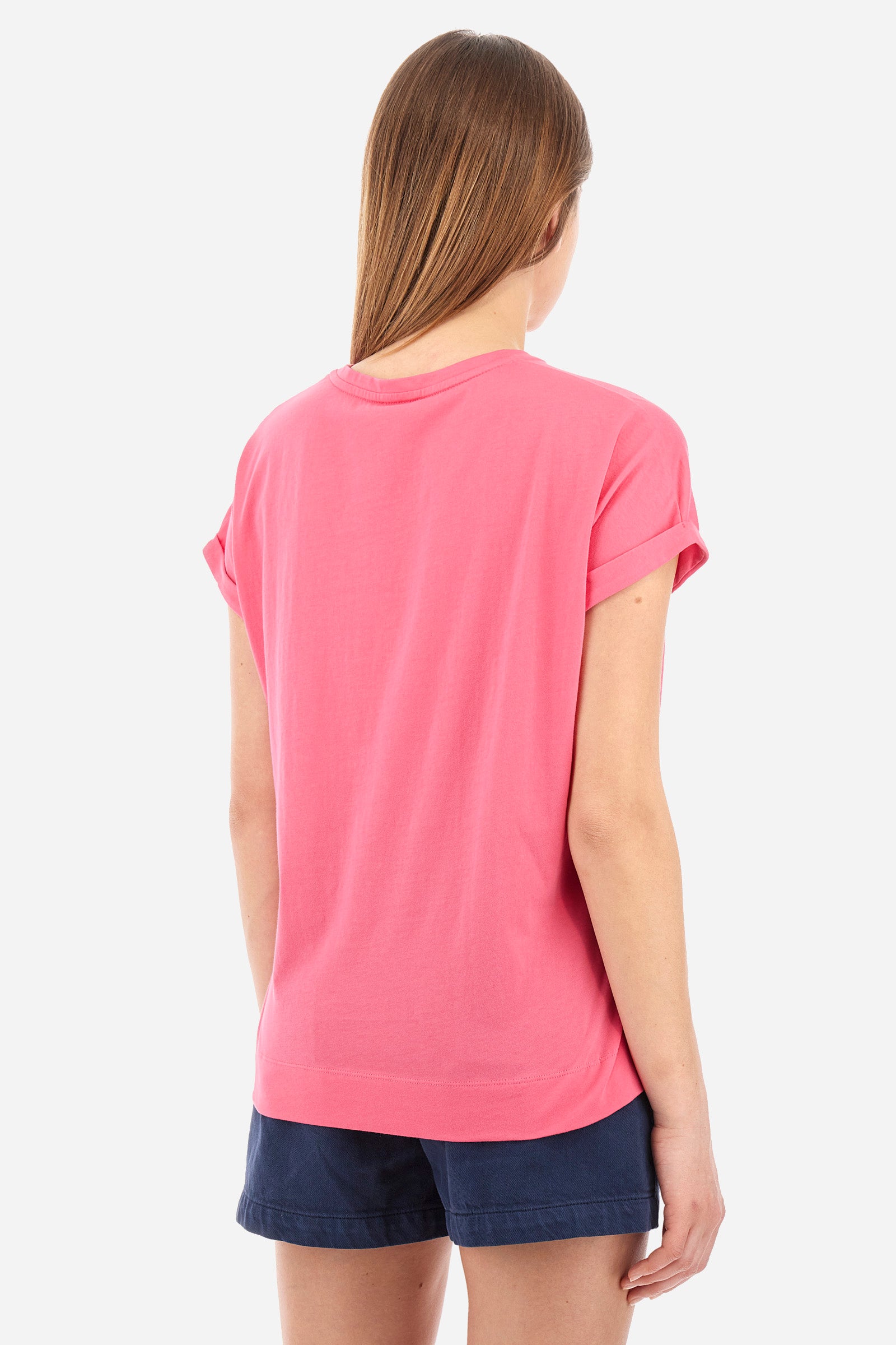 Women’s crew neck short-sleeved t-shirt in solid color, made of 100% cotton jersey. On the front a mini logo and a graphic in contrasting tones recall the summer capsule collection and exclusive Polo Club Grand Hotel. Sleeve with small lapel. The fit is regular. The model wears a size 2. - Hot Pink