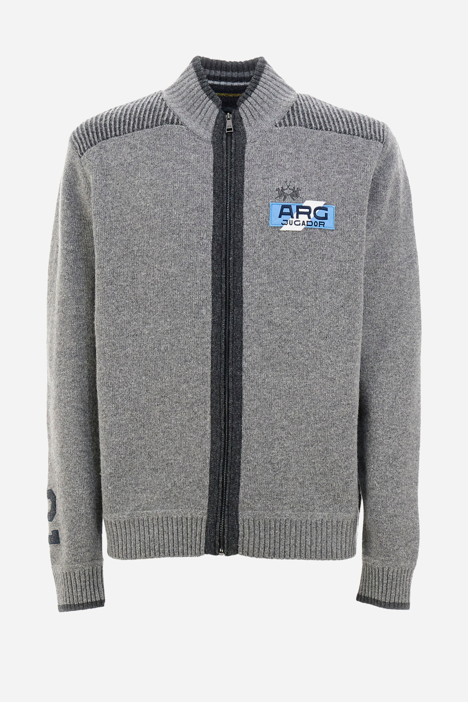 Men's long-sleeved plain pullover with a full-zip fastening, made from a wool blend. Mock polo neck. Ribbed shoulders, cuffs, hem and collar. Patch on one of the sleeves. The logo appears on the front with a patch representing the Argentina line. Regular fit. The model is wearing a size L. - Medium Heather Grey