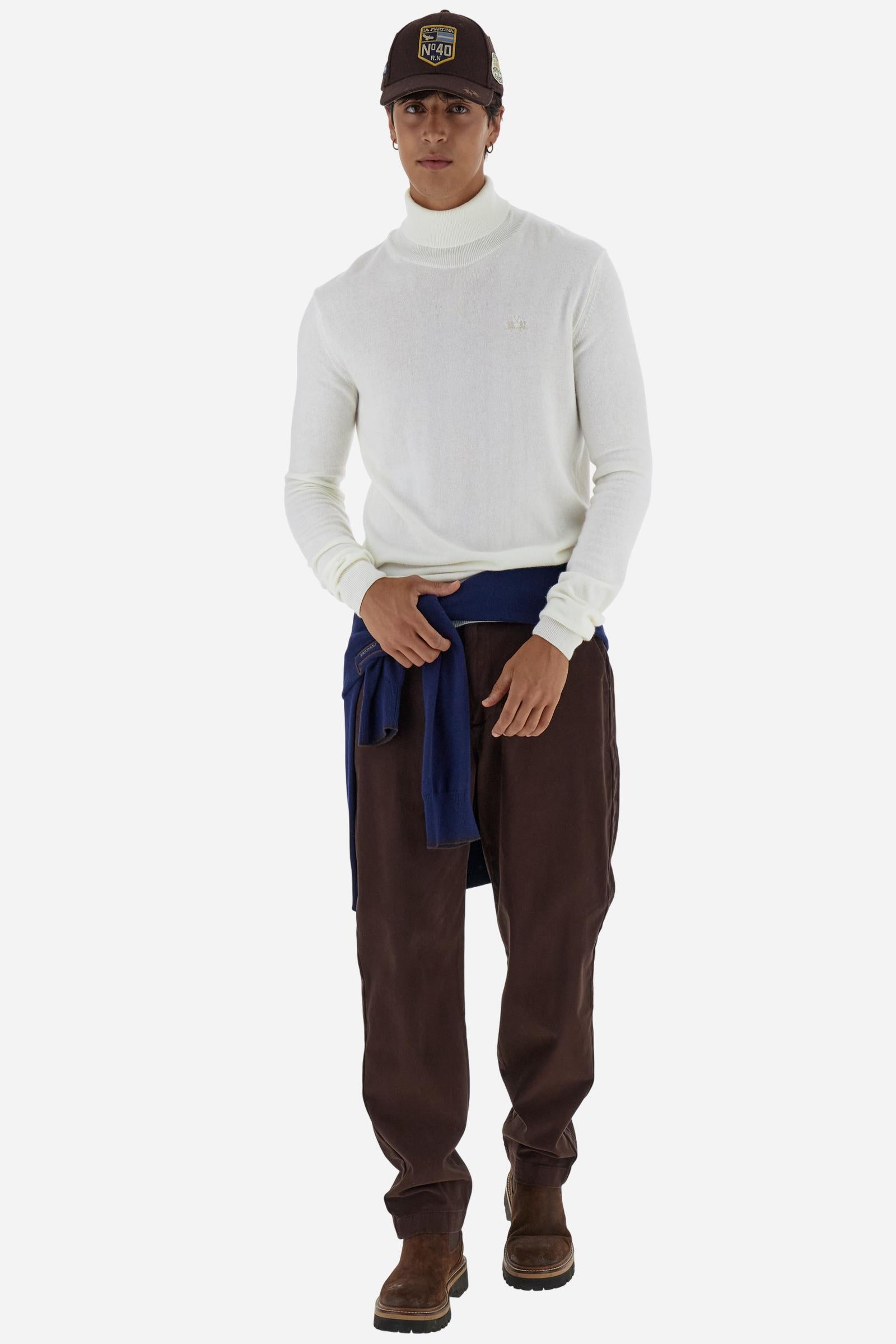Men's long-sleeved solid colour jumper. This high-neck model is made in a soft-touch wool blend. The neck and cuffs are made in tone-on-tone ribbing. The logo is embroidered on the left of the chest in tone-on-tone thread. Regular fit. The model is wearing a size L - Off White