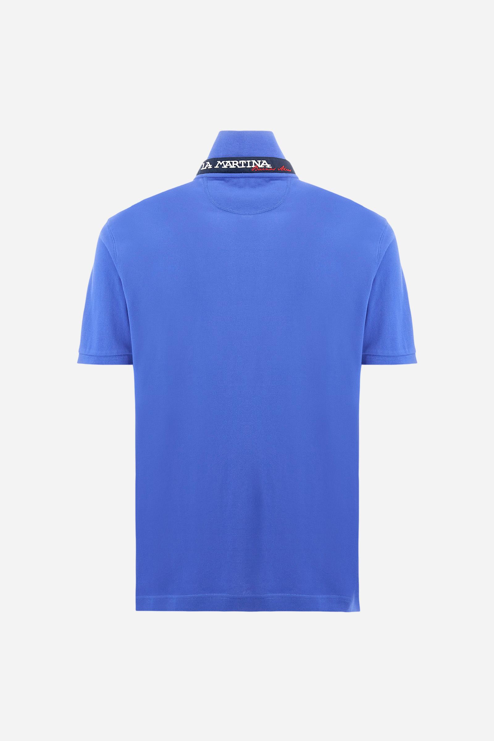 Men's plain short-sleeved polo shirt made from stretch piqué. Two-button fastening. The collar and cuffs are made from tone-on-tone ribbed fabric. Under the collar, there is a contrasting fabric panel with embroidered multicoloured lettering. The logo is embroidered on the left side of the chest in contrasting thread. Slim fit. The model is wearing a size L. - Dazzling Blue