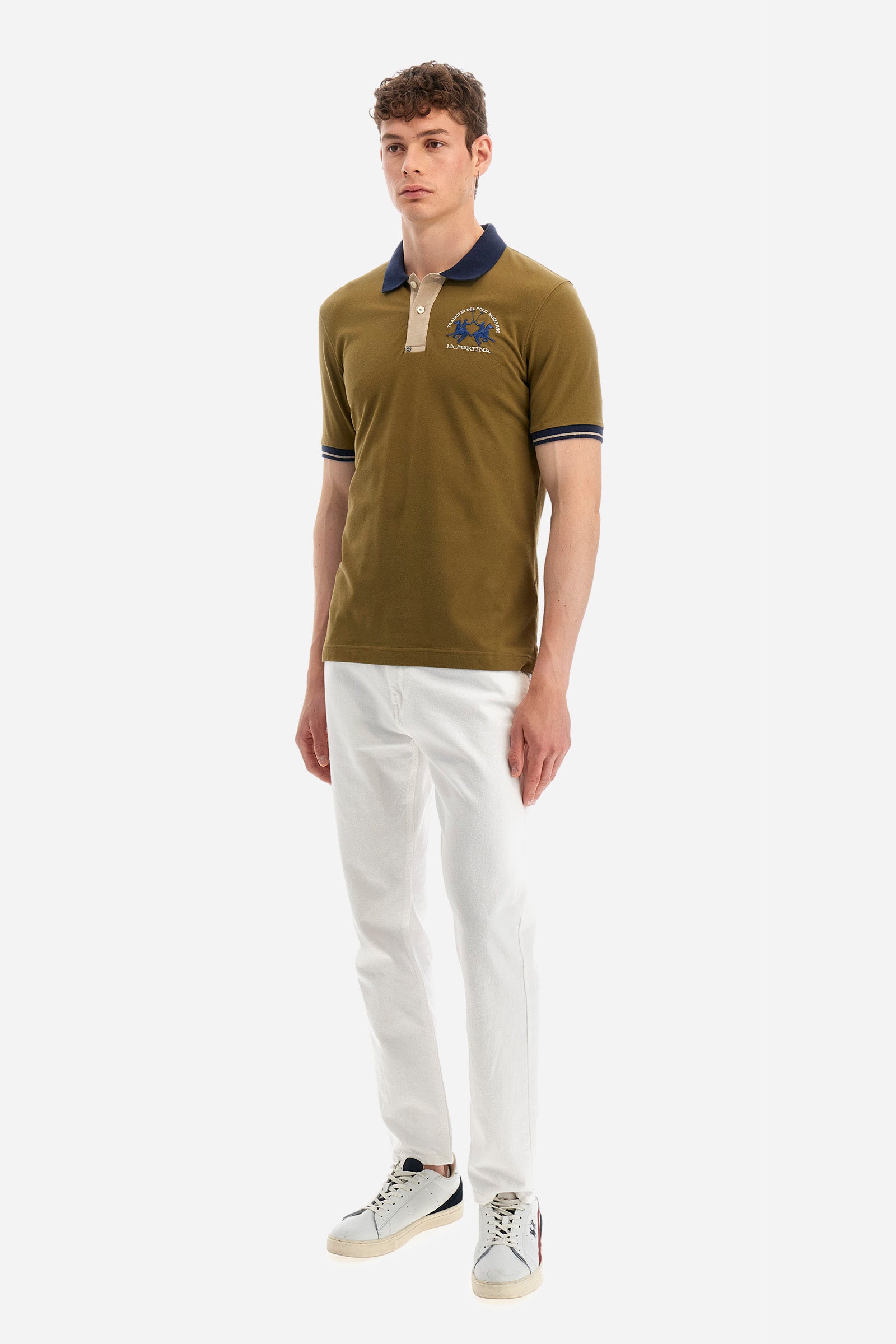 Men's single-colour short-sleeved polo in elasticated cotton. Fastens with two contrasting buttons. Ribbed collar and armholes in different shades. The "La Martina" lettering can be found under the collar. A large logo is embroidered on the chest. The fit is slim. The model wears a size L. - Military Olive