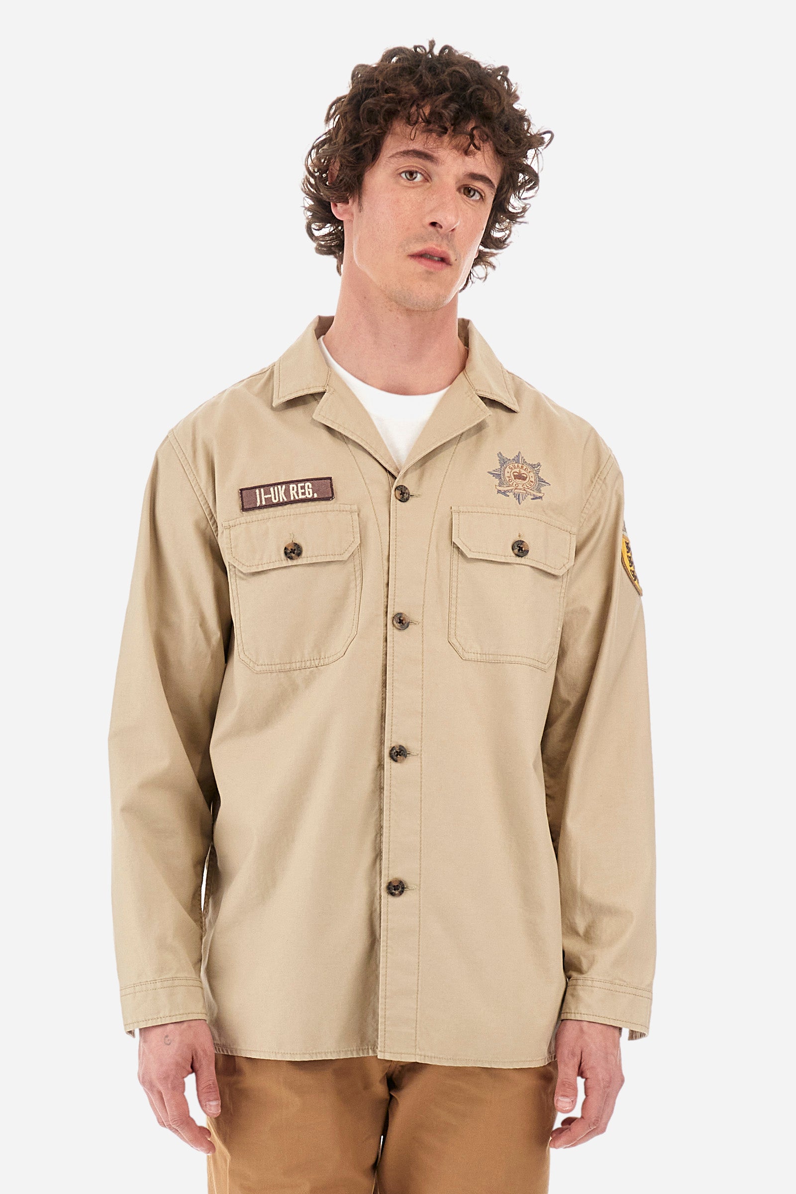 Men’s solid color shirt with long sleeves, Saharan style. Made of 100% cotton. Bowling collar. Cuffs with buttons. Patches applied on the sleeves and front identify the Guards capsule. Two pockets with button on the front. The fit is regular. The model wears a size L. - Tidal Foam