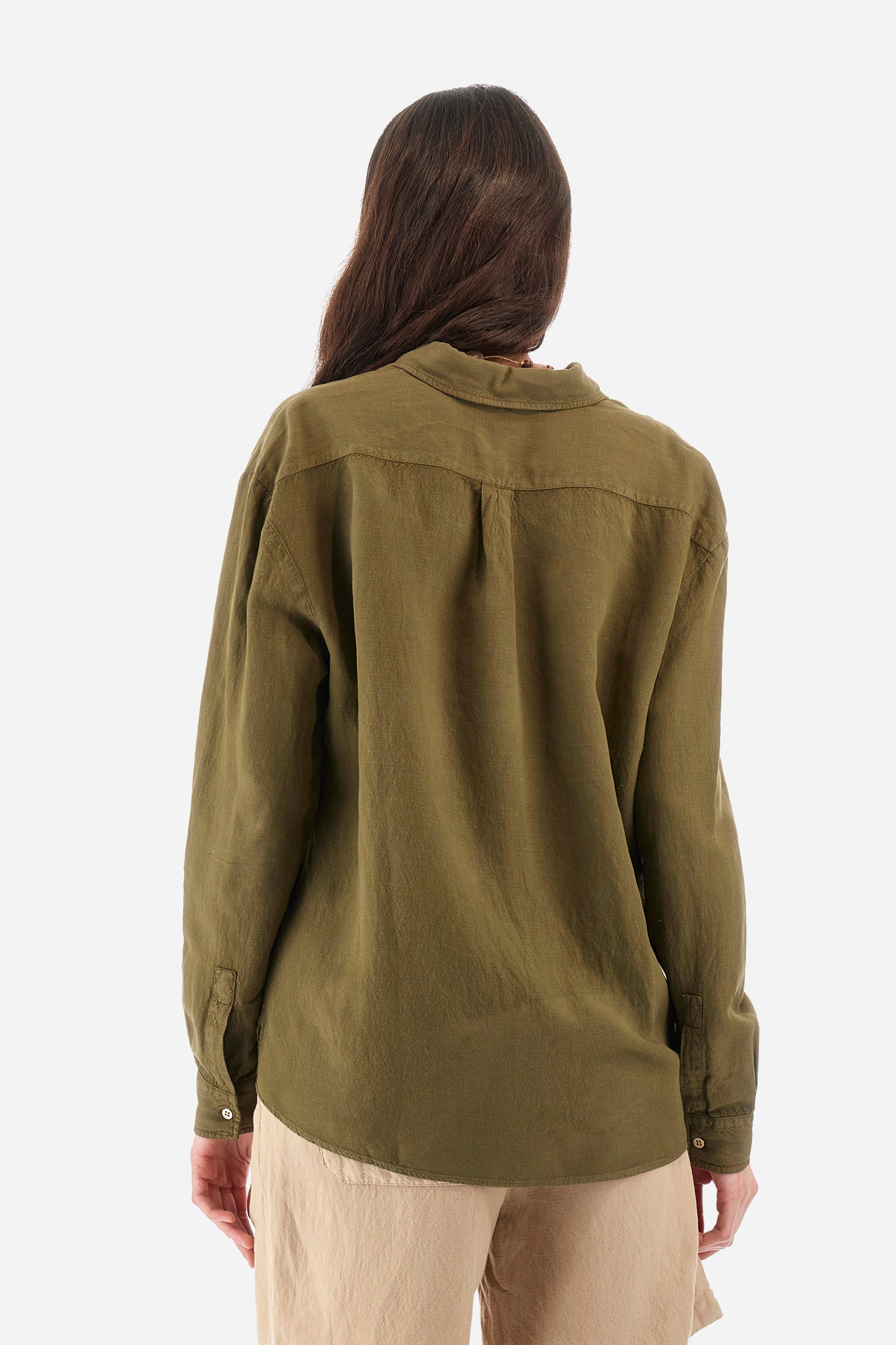 Long-sleeved women's shirt in a linen blend. French collar. With buttoned cuffs. Featuring darts on the back. Featuring a small embroidered logo on the front. The fit is regular. The model wears a size 2. - Military Olive