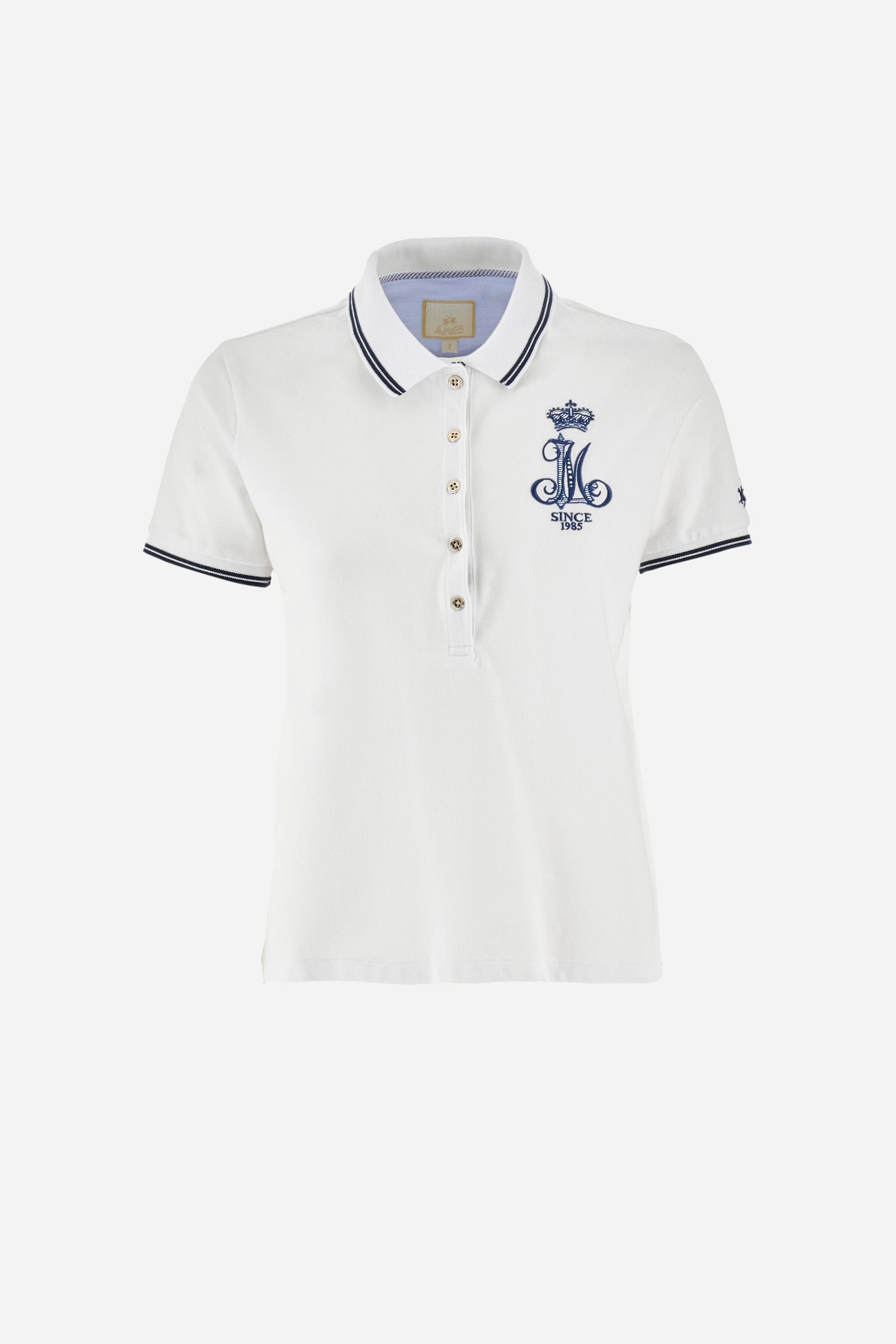 Women’s polo with short sleeves in solid color, made of stretch cotton. 5-button closure, ribbed collar and crew sleeves, where contrasting stripes are sewn. Side slits. On the front are embroideries with symbols and initials of the brand, recalling the capsule collection Polo Club Grand Hotel. The logo is embroidered on a contrasting sleeve. The fit is regular. The model wears a size 2. - Optic White