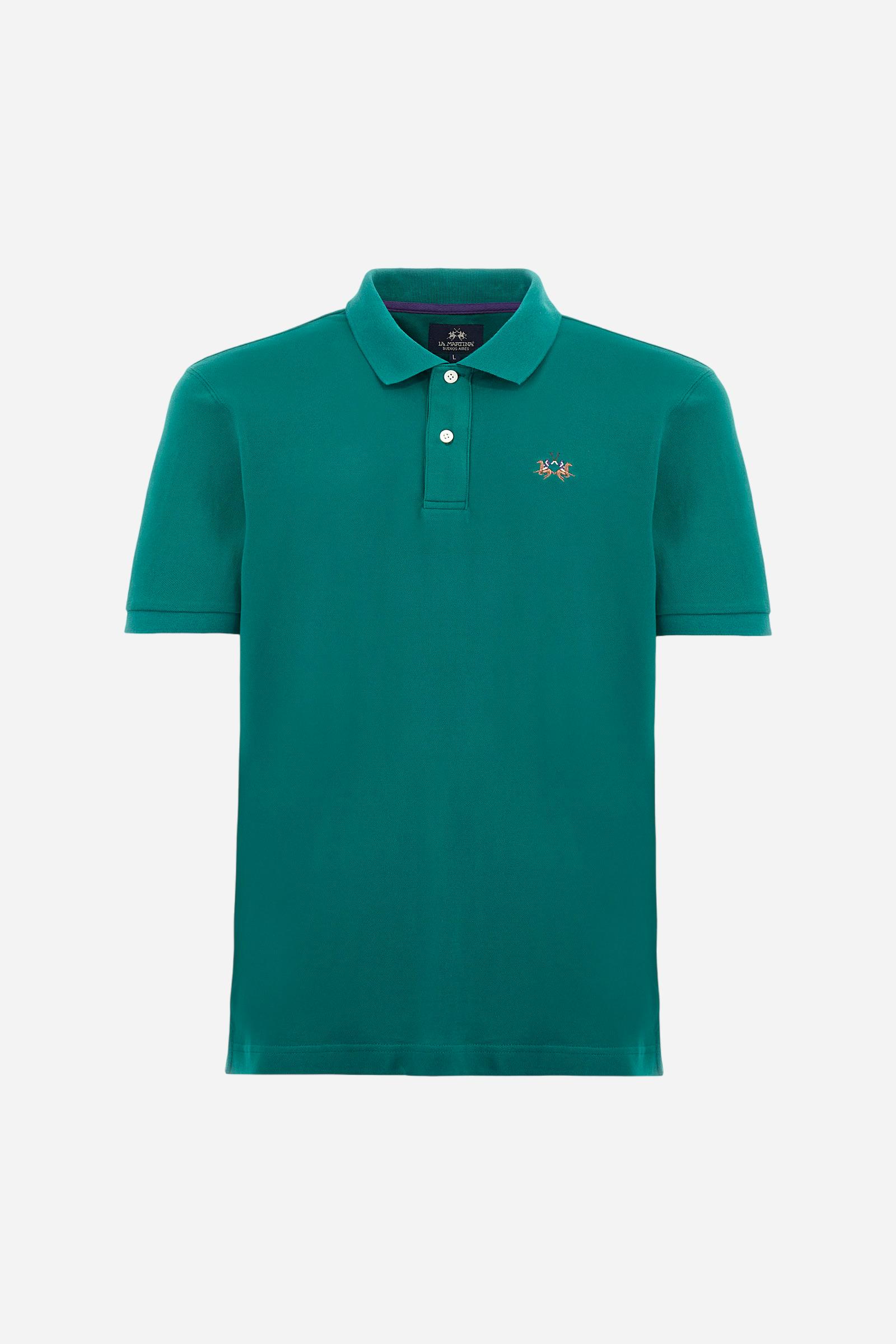Men's plain short-sleeved polo shirt made from stretch piqué. Two-button fastening. The collar and cuffs are made from tone-on-tone ribbed fabric. Under the collar, there is a contrasting fabric panel with embroidered multicoloured lettering. The logo is embroidered on the left side of the chest in contrasting thread. Slim fit. The model is wearing a size L. - Evergreen
