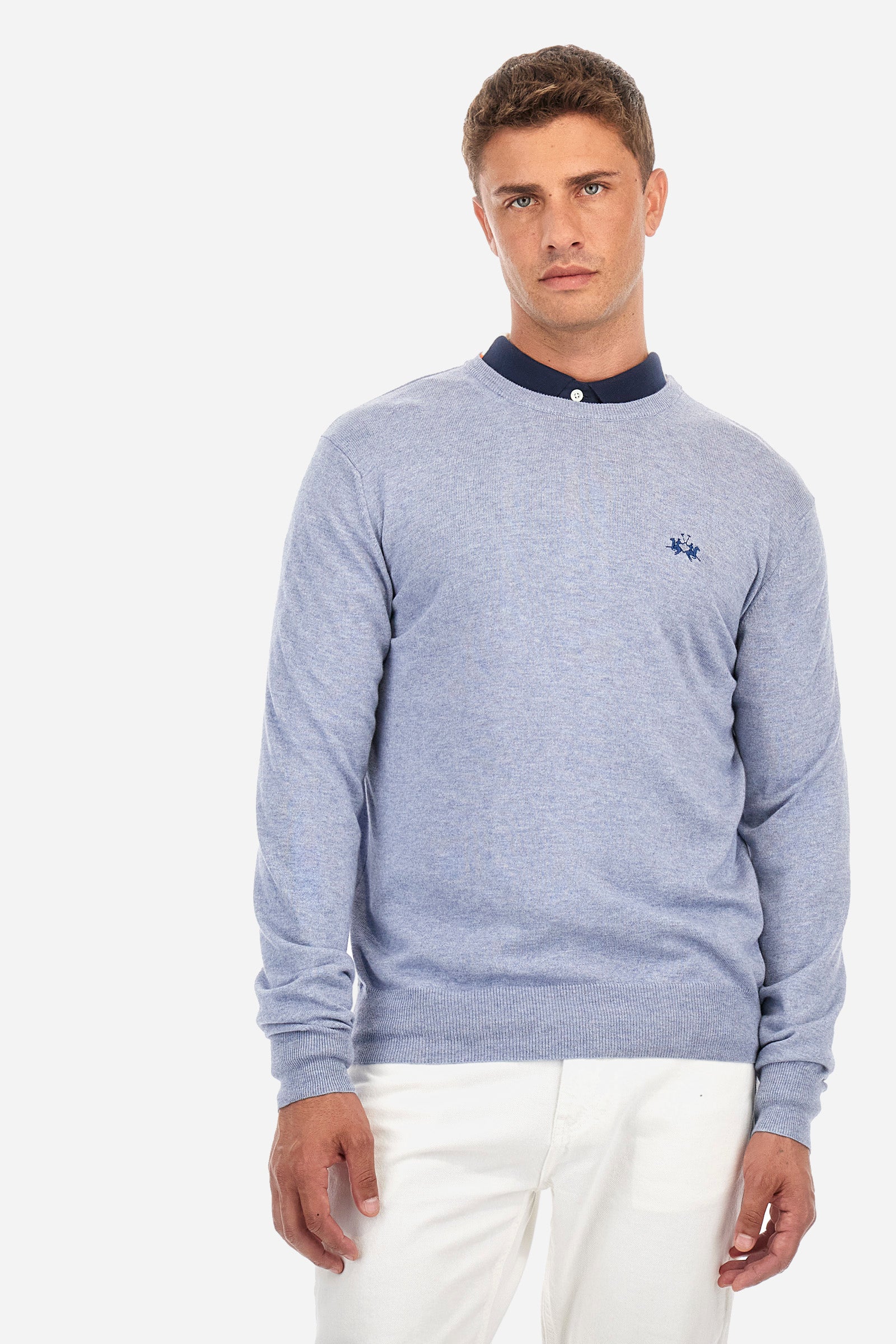 Men's plain crew neck pullover with long sleeves. Made from a blend of cotton and wool. Ribbed hem and neckline. Featuring a small embroidered logo on the front. Regular fit. The model is wearing a size L. - Cashmere Blue Melang